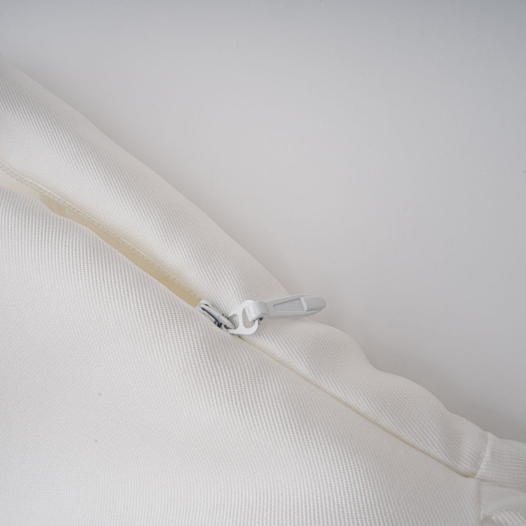Vestido midi blanco Amandine con espalda abierta y mangas cap, diseñado por Final Sale, en la imagen.