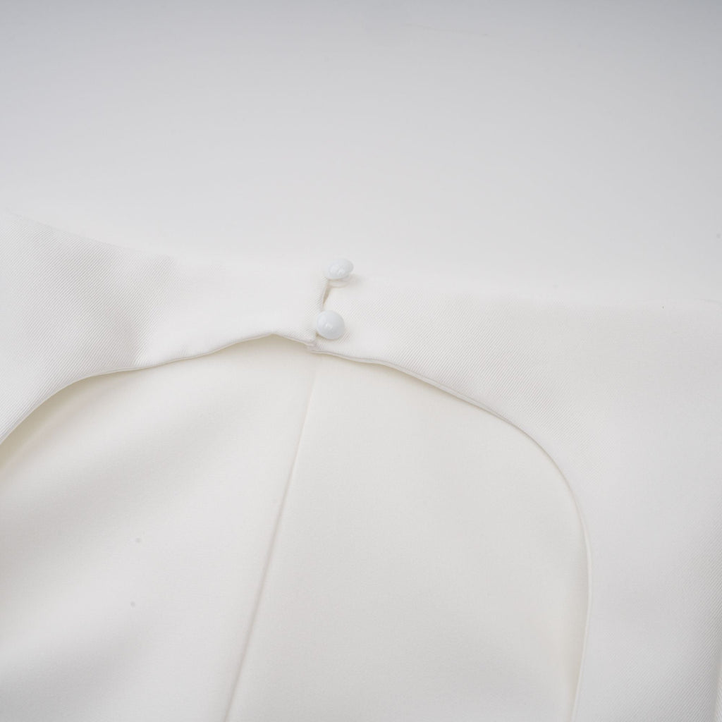 Vestido midi blanco Amandine con espalda abierta y mangas cap en estilo elegante, de la marca Final Sale.
