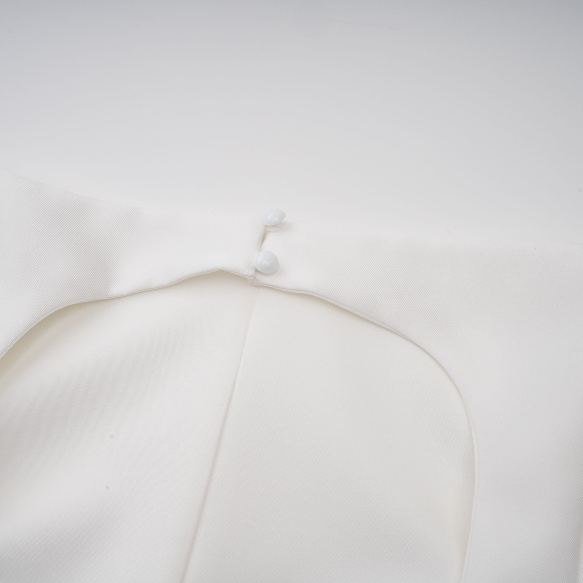 Vestido midi blanco Amandine con espalda abierta y mangas cap en estilo elegante, de la marca Final Sale.