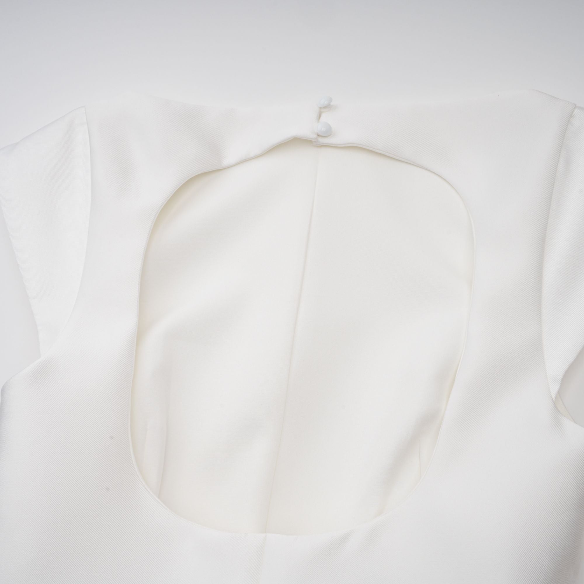 Vestido midi blanco Amandine con espalda abierta y mangas acampanadas, diseñado por Final Sale, en una modelo con fondo neutro.