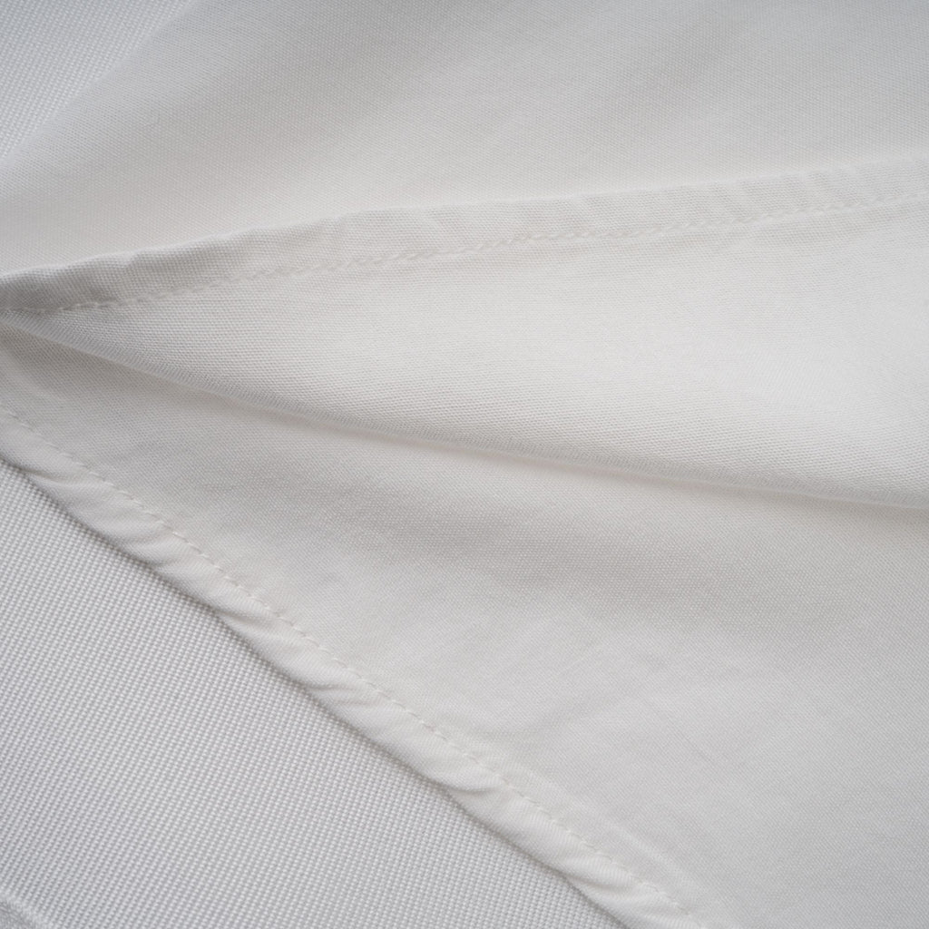 Vestido midi blanco Amandine con espalda abierta y mangas cap de la marca Final Sale, mostrando su diseño elegante y moderno.