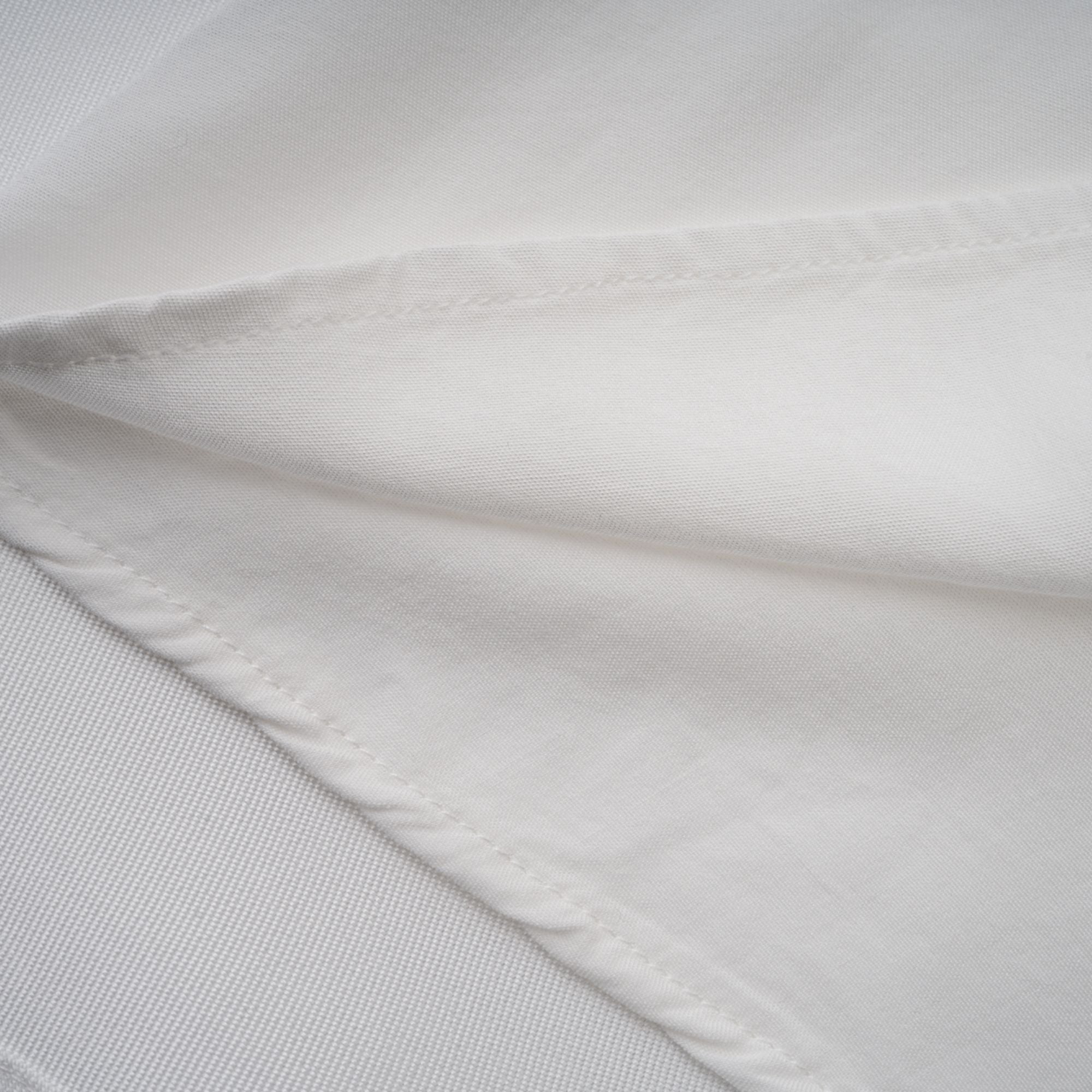 Vestido midi blanco Amandine con espalda abierta y mangas cap de la marca Final Sale, mostrando su diseño elegante y moderno.