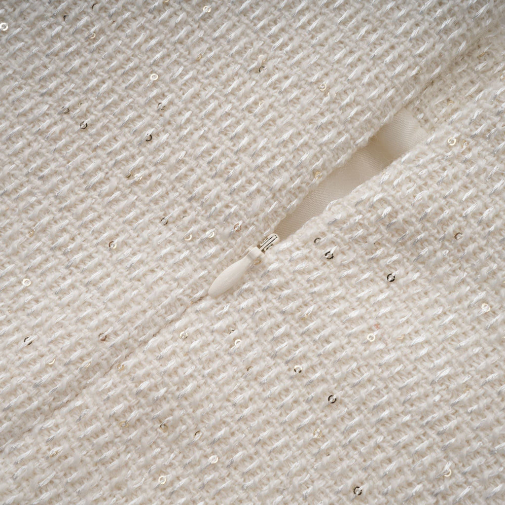 Vestido mini tweed blanco de Jeanne con detalles adornados, diseñado por Final Sale, visible en la imagen.