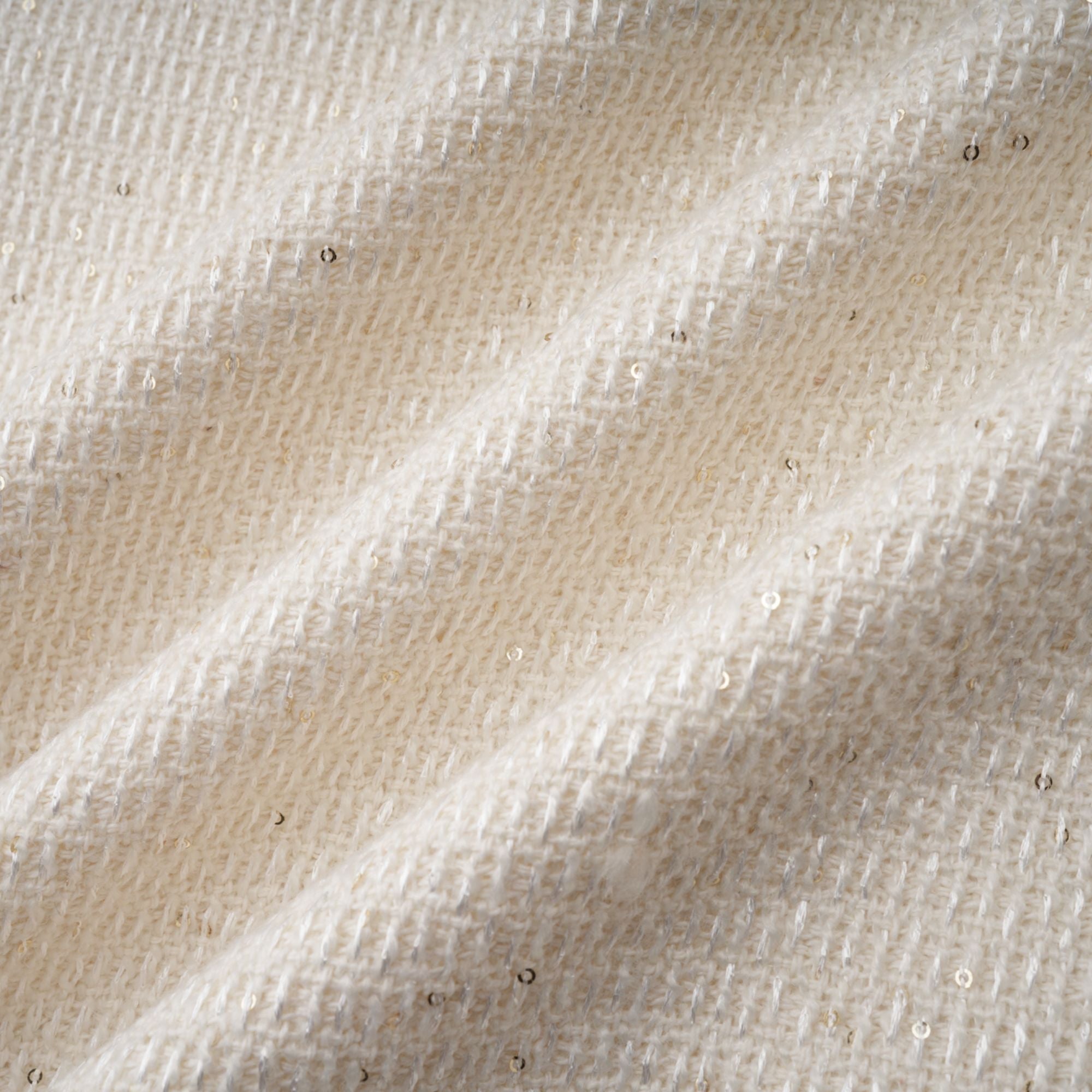 Vestido mini de tweed blanco con embellidos de Jeanne, elegante y moderno, con detalles decorativos en la tela.