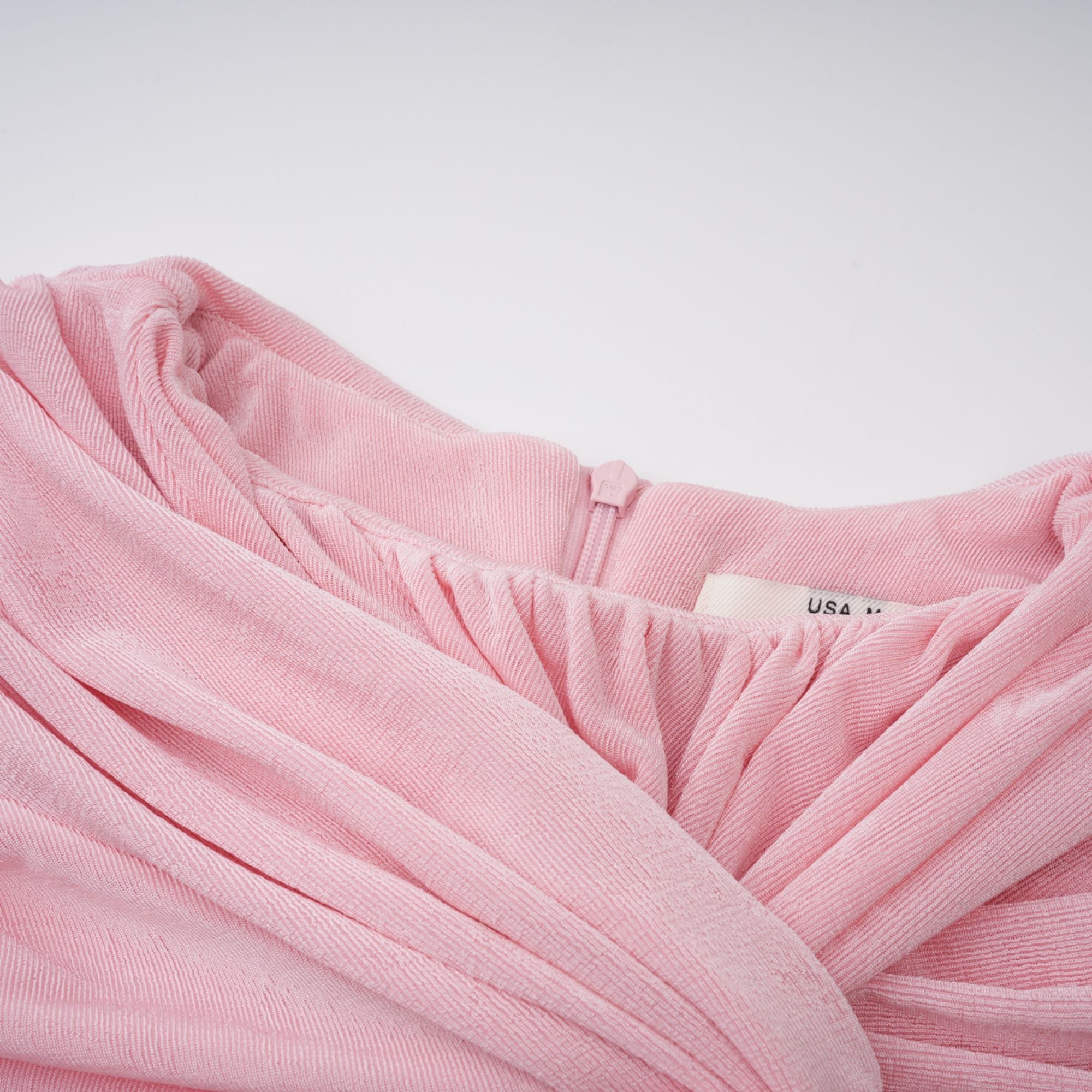 Vestido maxi rosa moderno de la marca Final Sale con panel plisado y detalles ruched, vista frontal en la imagen.