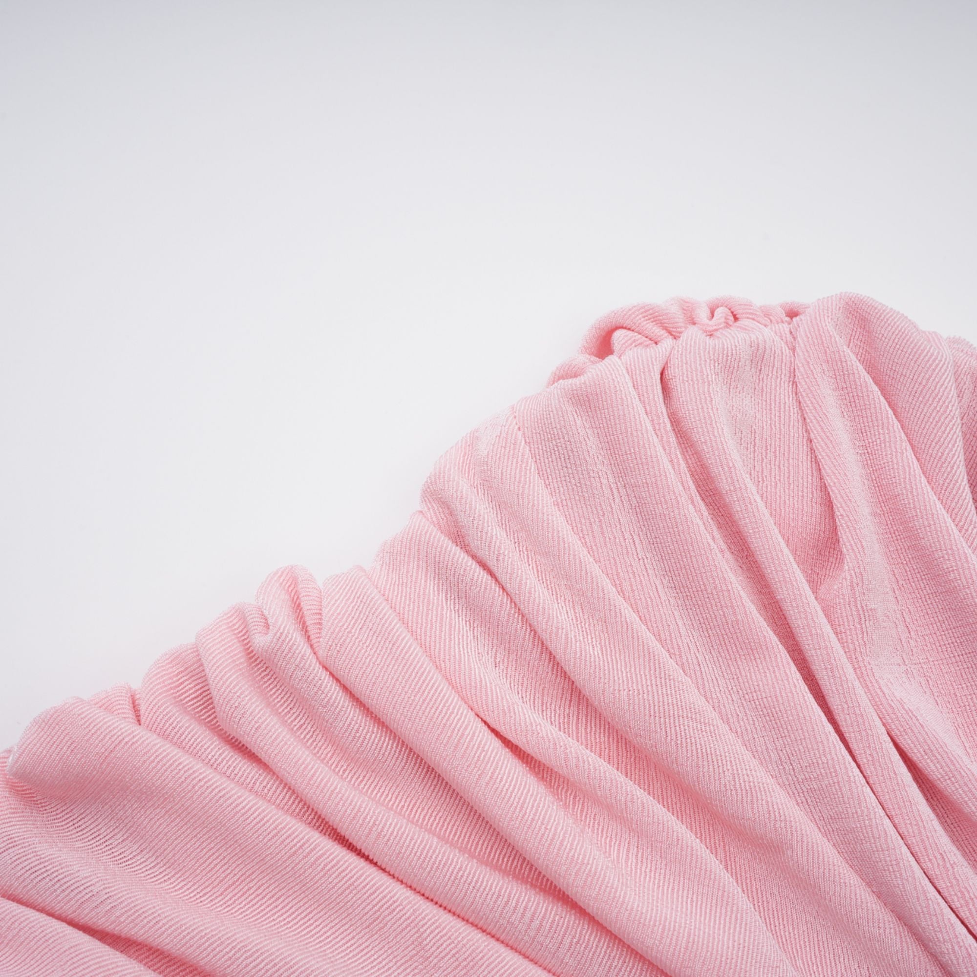 Vestido largo maxi rosa moderno con panel fruncido y estilo elegante, diseñado por Final Sale, para ocasiones especiales.
