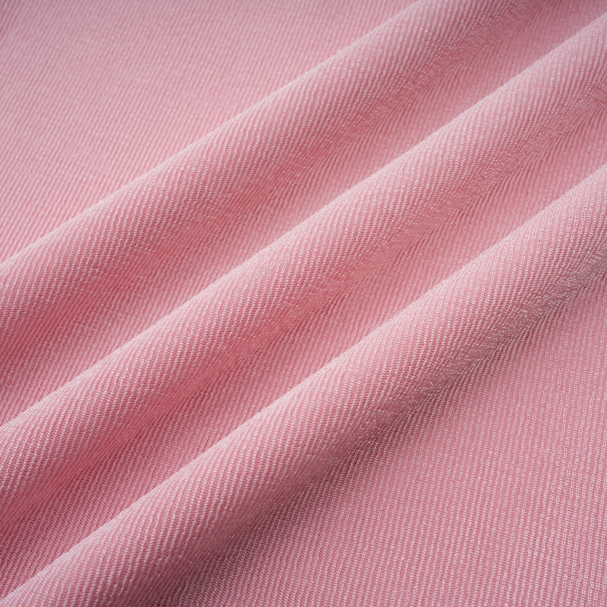 Vestido maxi rosa moderno de Final Sale con panel plisado y detalles ruched, estilo elegante para ocasiones especiales.
