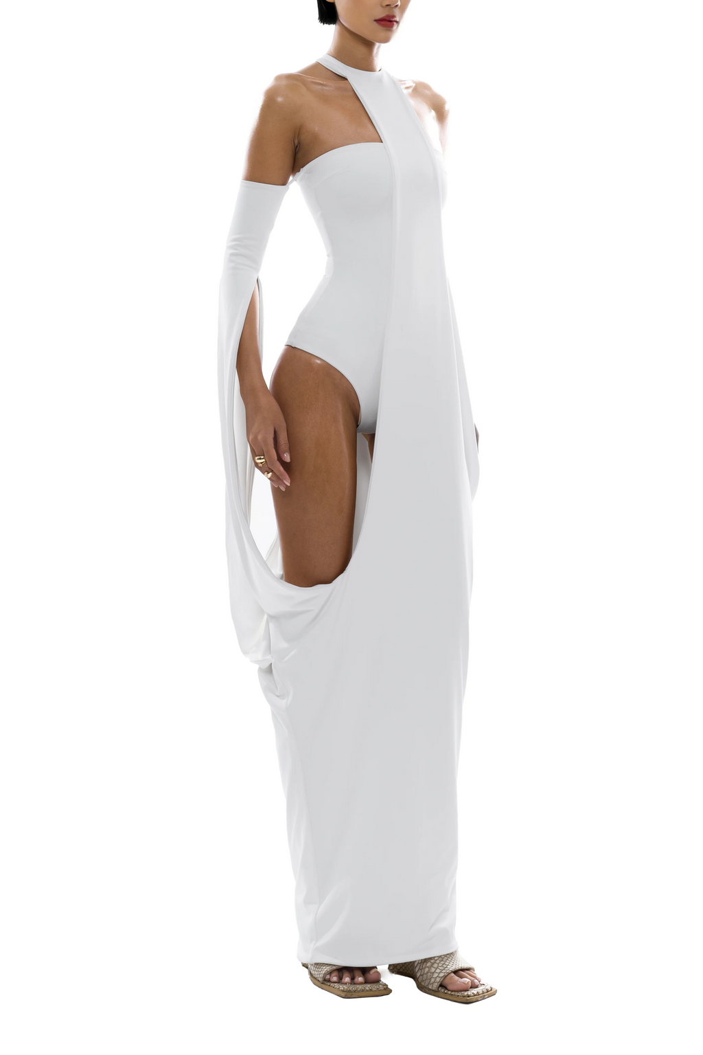 Vestido maxi blanco Bridal Elowen con cuello halter y drapeado, mostrando su diseño elegante y fluido en la imagen.
