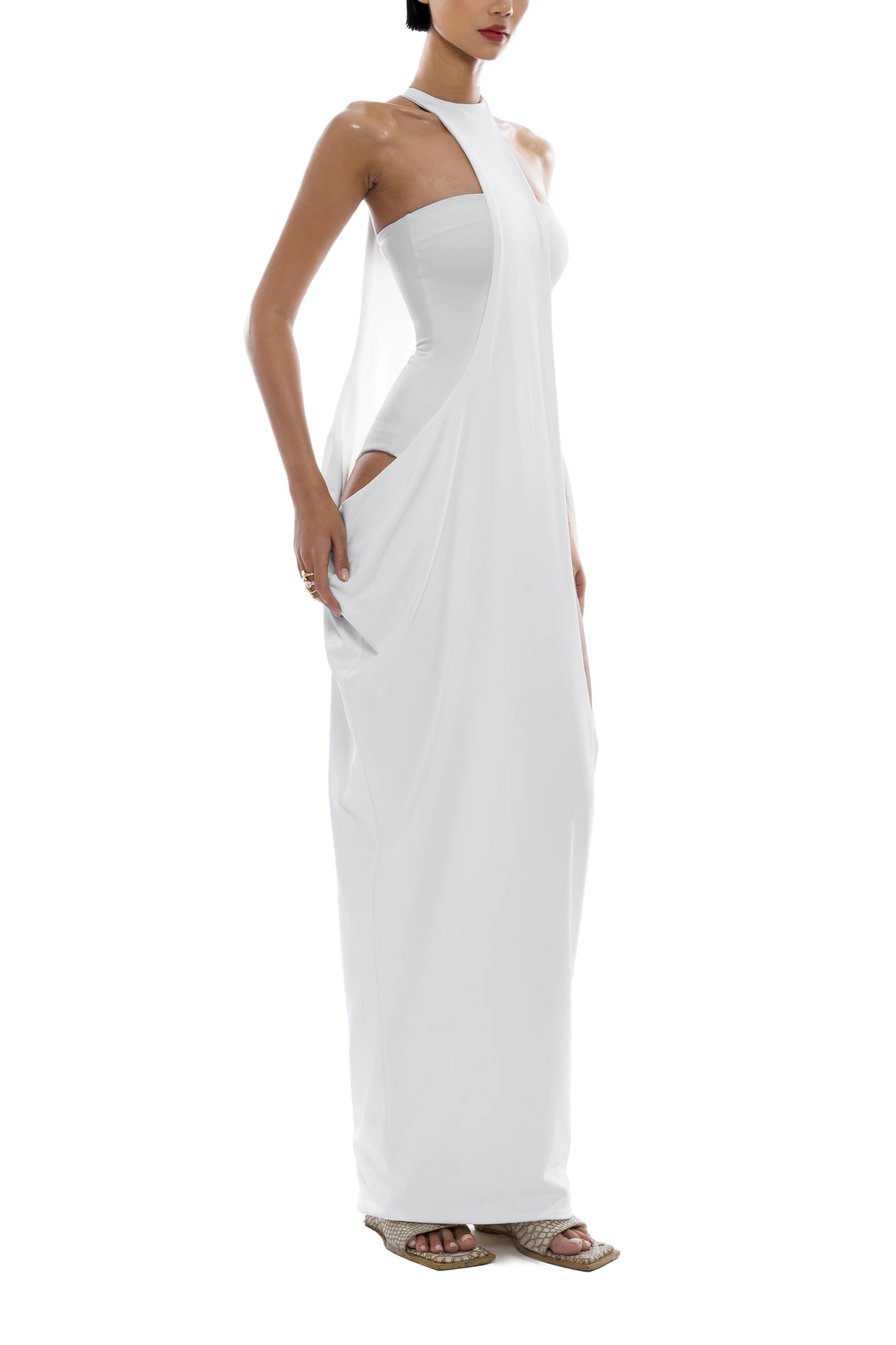 Vestido maxi blanco Bridal Elowen con cuello halter y drapeado, mostrando su diseño elegante y detalles en la imagen.