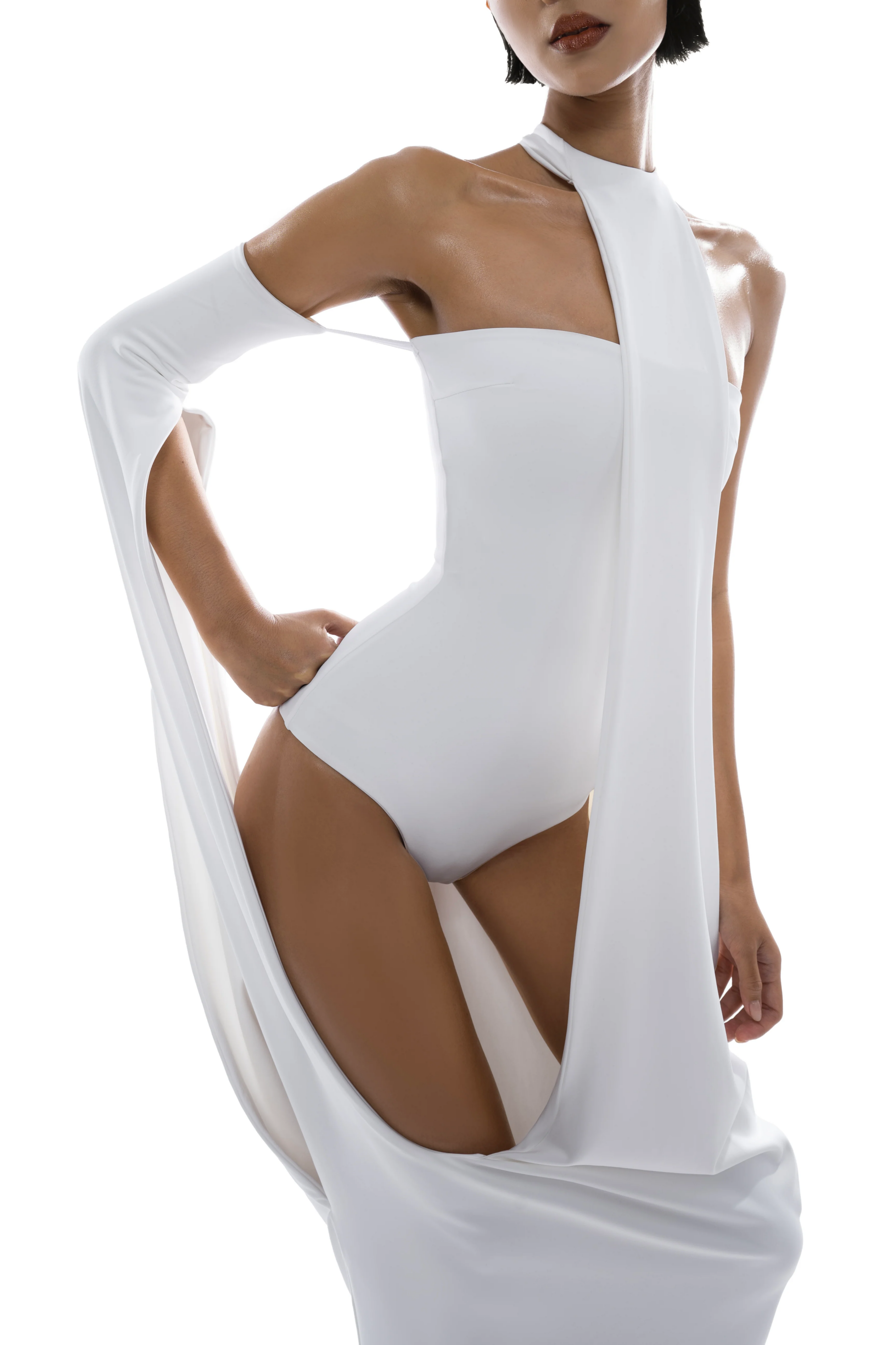 Vestido maxi blanco Bridal Elowen con cuello halter y detalle drapeado, mostrado en una imagen con fondo neutro.