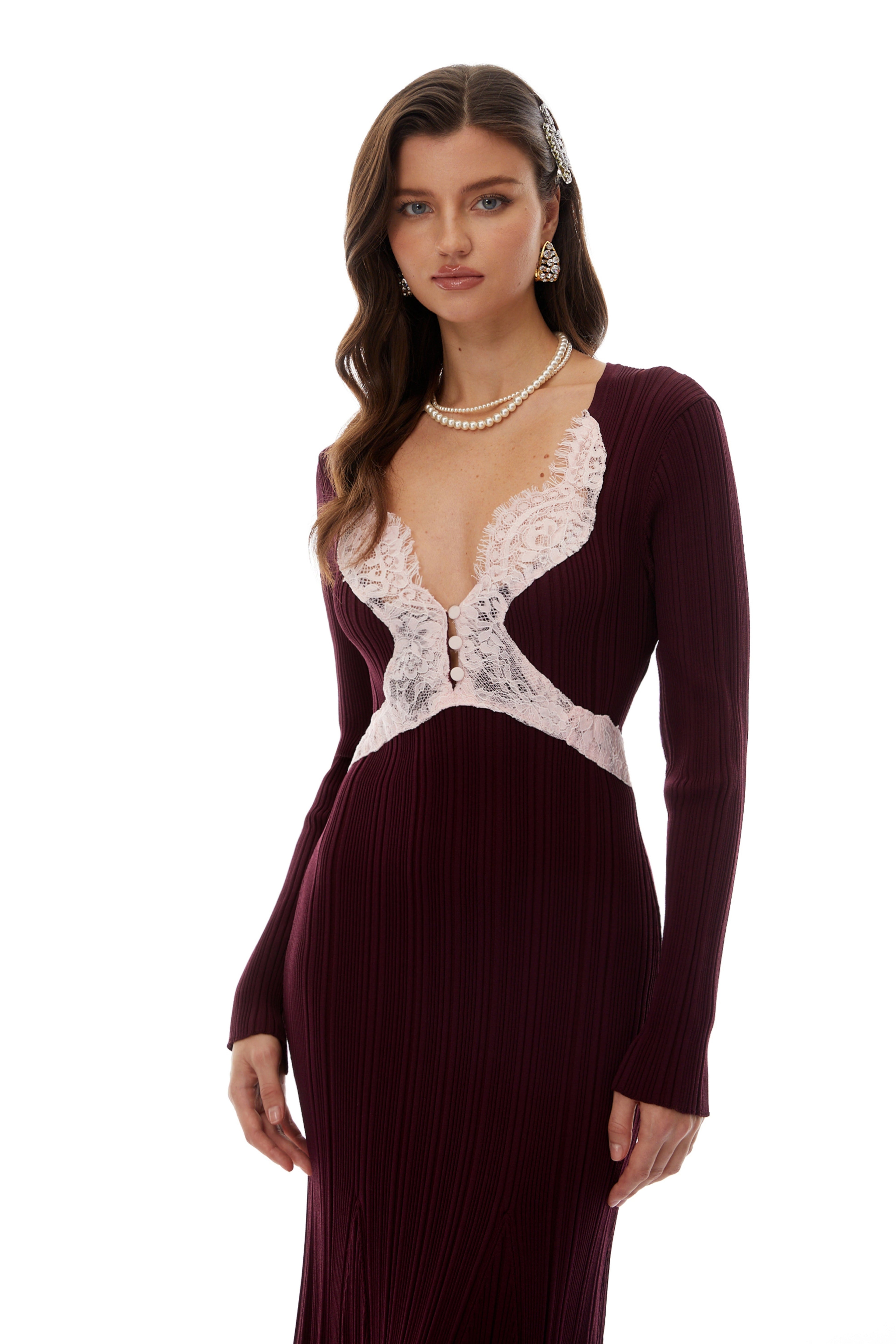 Vestido midi en color burdeos con encaje y tejido de punto, de la marca Final Sale, mostrado en la imagen.