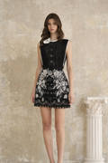 Vestido mini negro Daphné con bordado floral de la marca MRNewyork, muestra el diseño elegante y detalles en la tela.