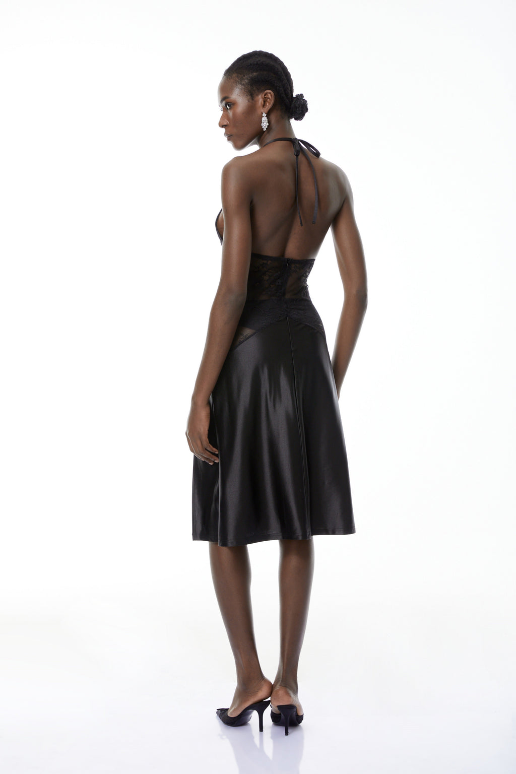 Vestido midi negro de encaje con panel de MRTokyo, elegante y femenino, con detalles delicados en encaje.