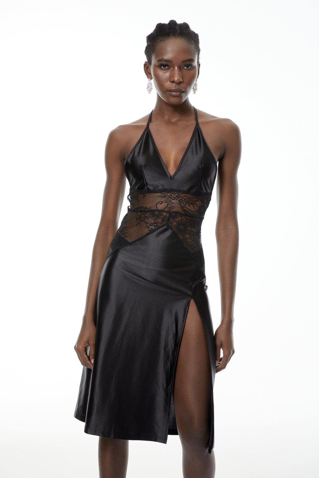 Vestido midi negro con panel de encaje de la marca MRTokyo, diseñado con detalles elegantes y sofisticados.