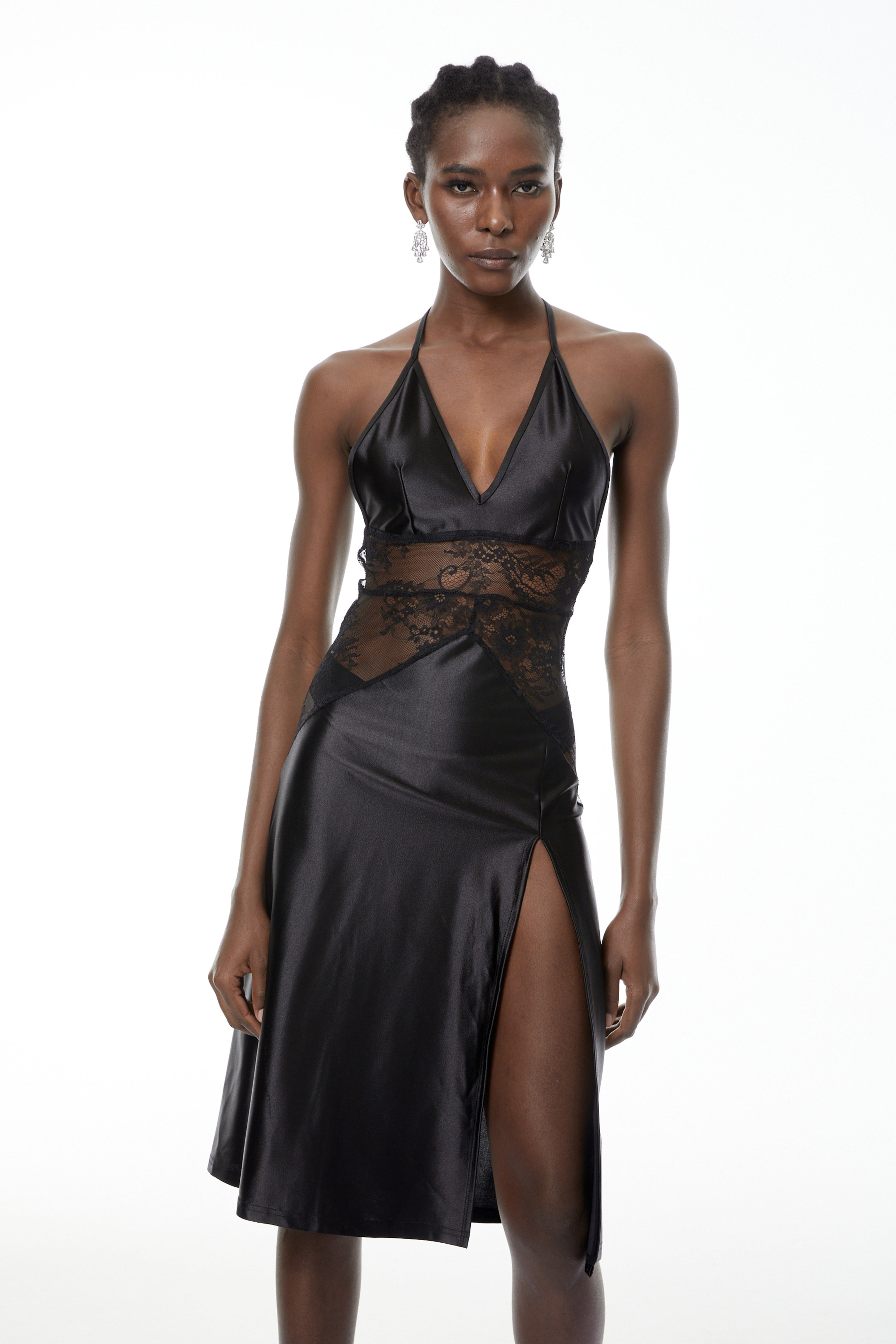 Vestido midi negro con panel de encaje de la marca MRTokyo, diseñado con detalles elegantes y sofisticados.