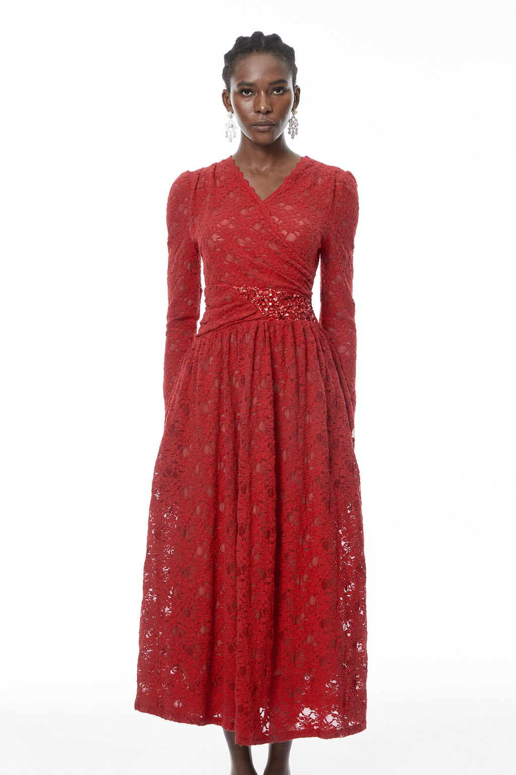 Vestido midi rojo con encaje floral y adornos de la marca MRMelbourne, con detalles elegantes y diseño femenino.