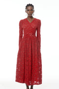 Vestido midi rojo con encaje floral y adornos de la marca MRMelbourne, con detalles elegantes y diseño femenino.