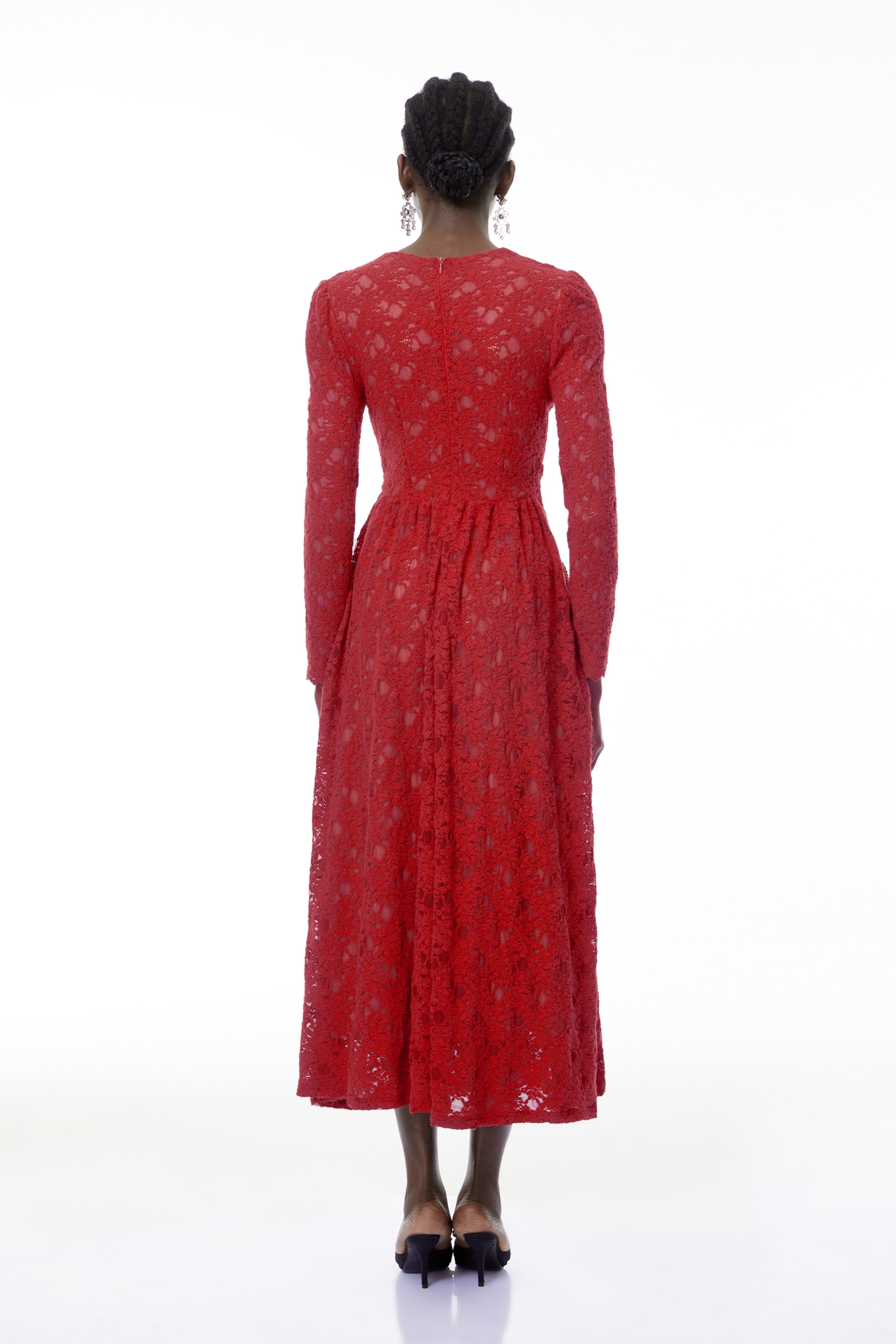 Vestido midi de encaje floral rojo Eirlys de MRMelbourne con adornos y detalles elegantes para ocasiones especiales.