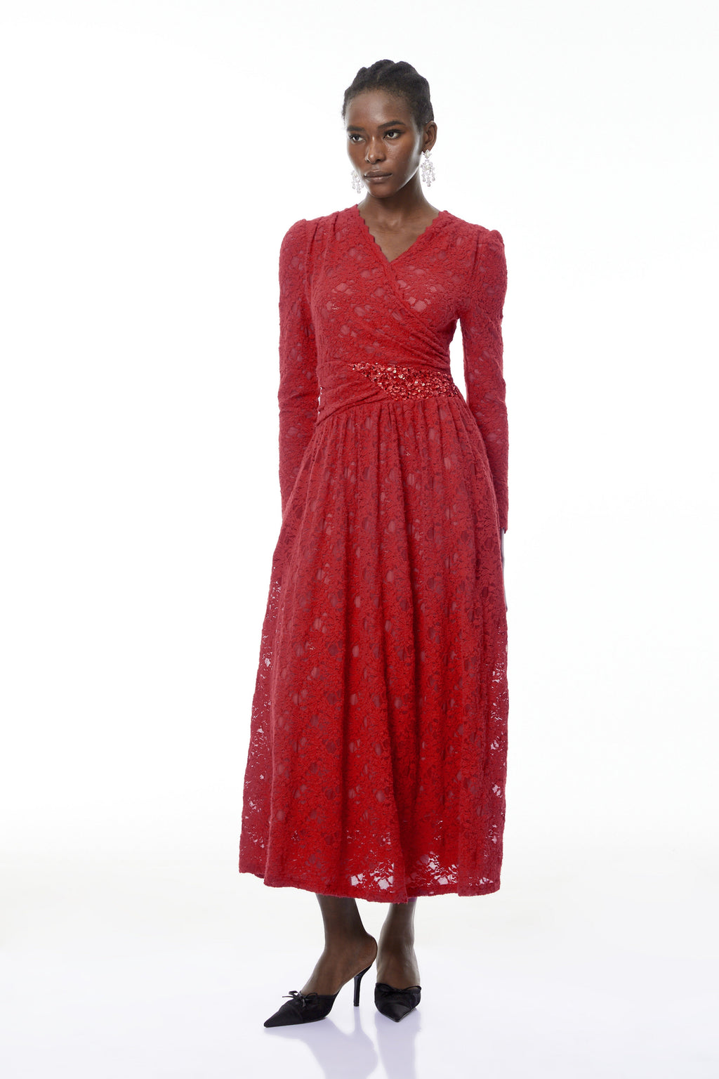 Vestido midi rojo de encaje floral con detalles adornados, estilo elegante y femenino de la marca MRMelbourne.