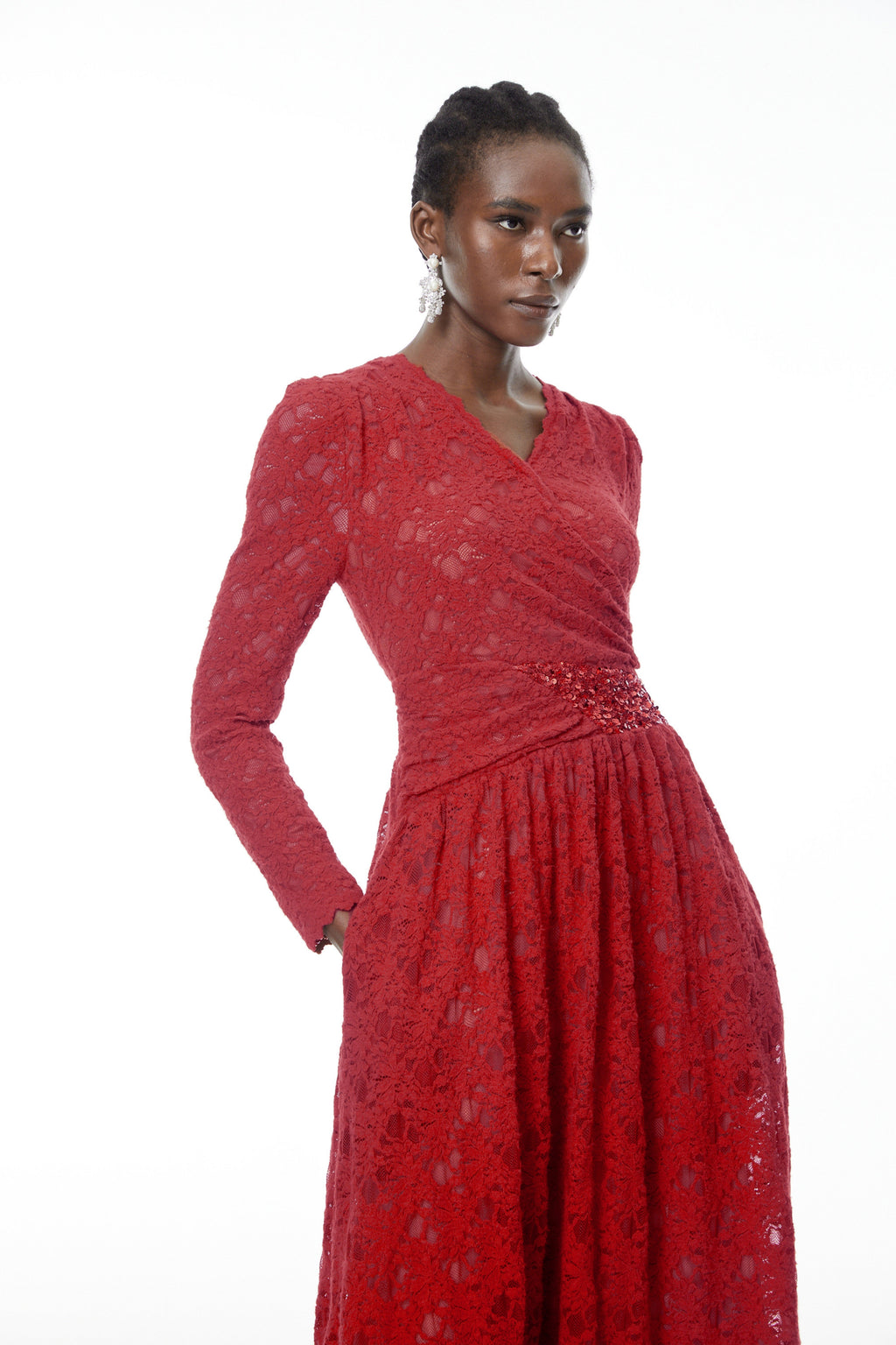 Vestido midi rojo con encaje floral y adornos, vestido de mujer de la marca MRMelbourne con detalles elegantes.