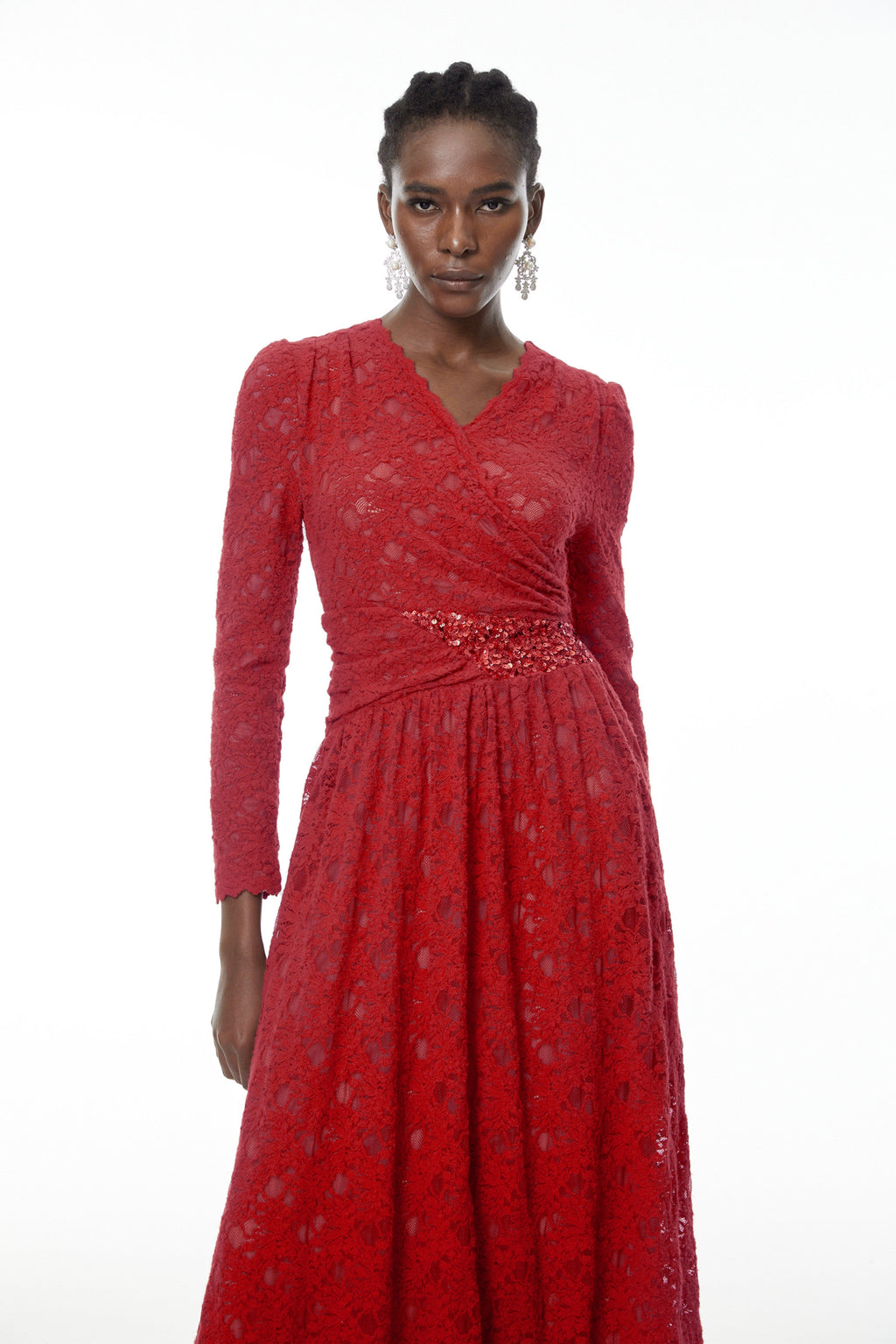 Vestido midi rojo con encaje floral y detalles con embellecimientos de la marca MRMelbourne, mostrando el diseño elegante y delicado.