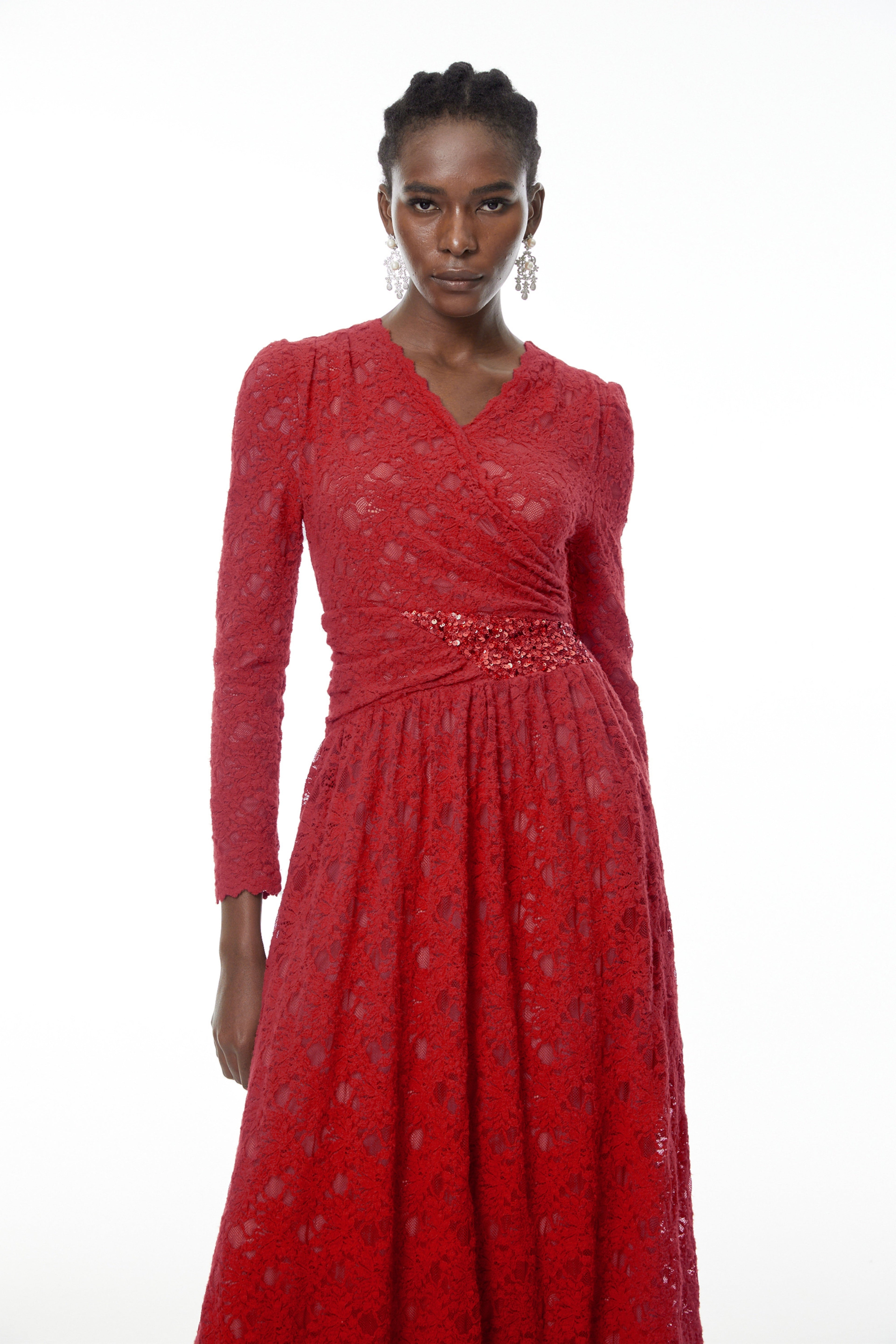 Vestido midi rojo con encaje floral y detalles con embellecimientos de la marca MRMelbourne, mostrando el diseño elegante y delicado.