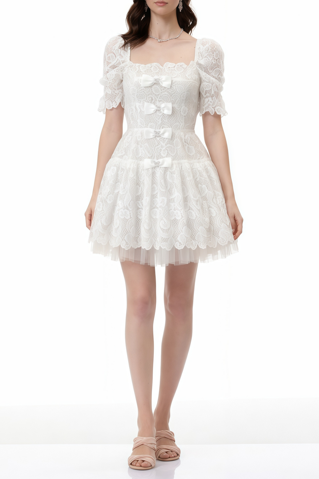 Vestido mini de encaje blanco Elara de MRNewyork con adornos y detalles elegantes, mostrado en la imagen.