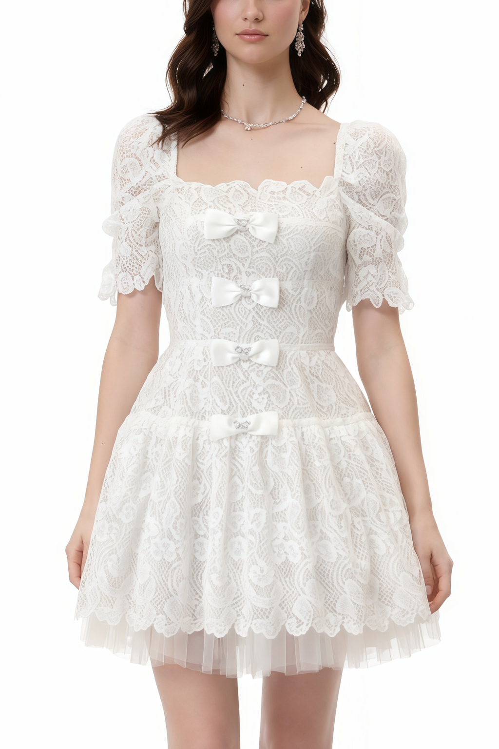Vestido mini de encaje blanco Elara de MRNewyork con adornos y detalles elegantes, vista de frente en la imagen.