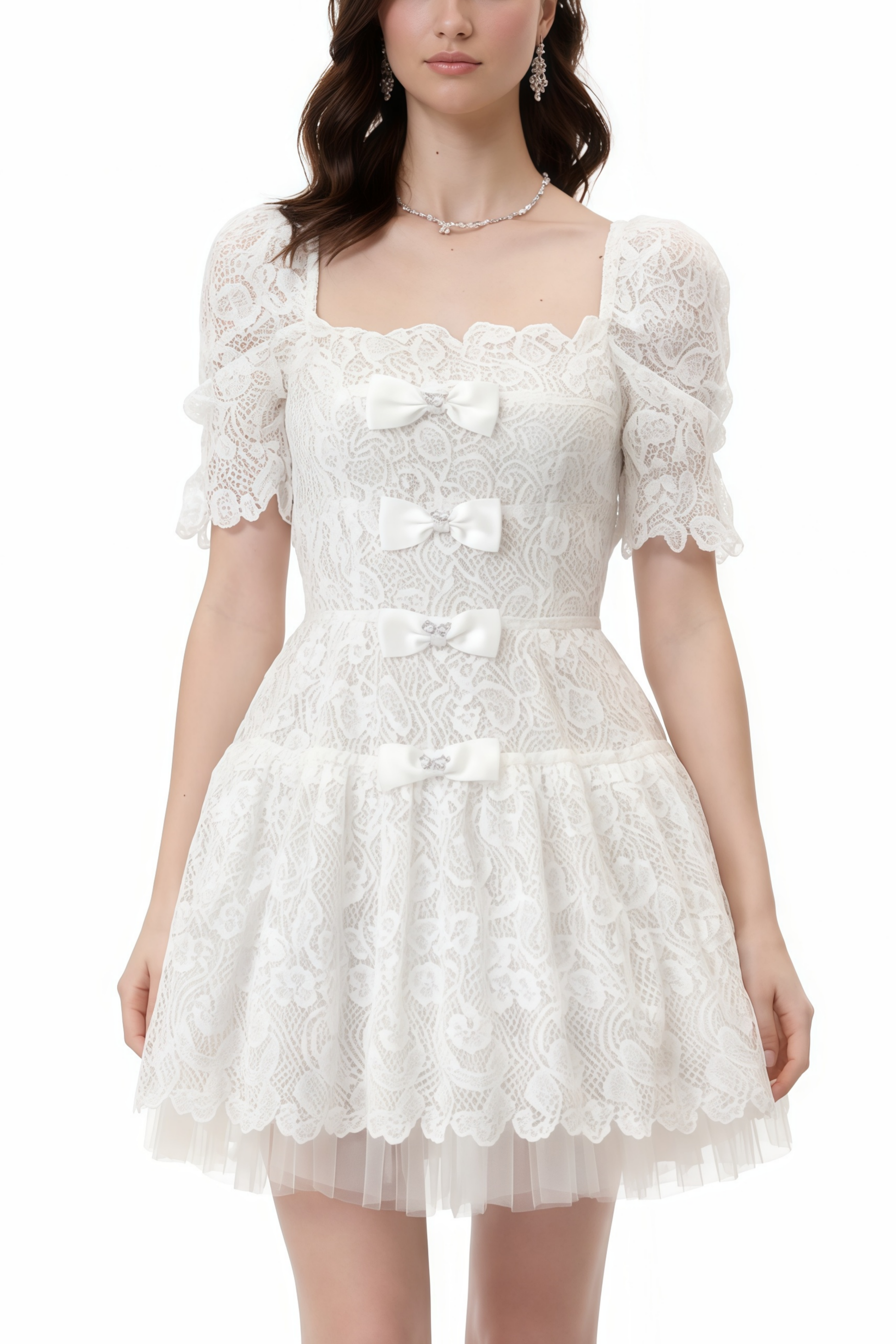 Vestido mini de encaje blanco Elara de MRNewyork con adornos y detalles elegantes, vista de frente en la imagen.