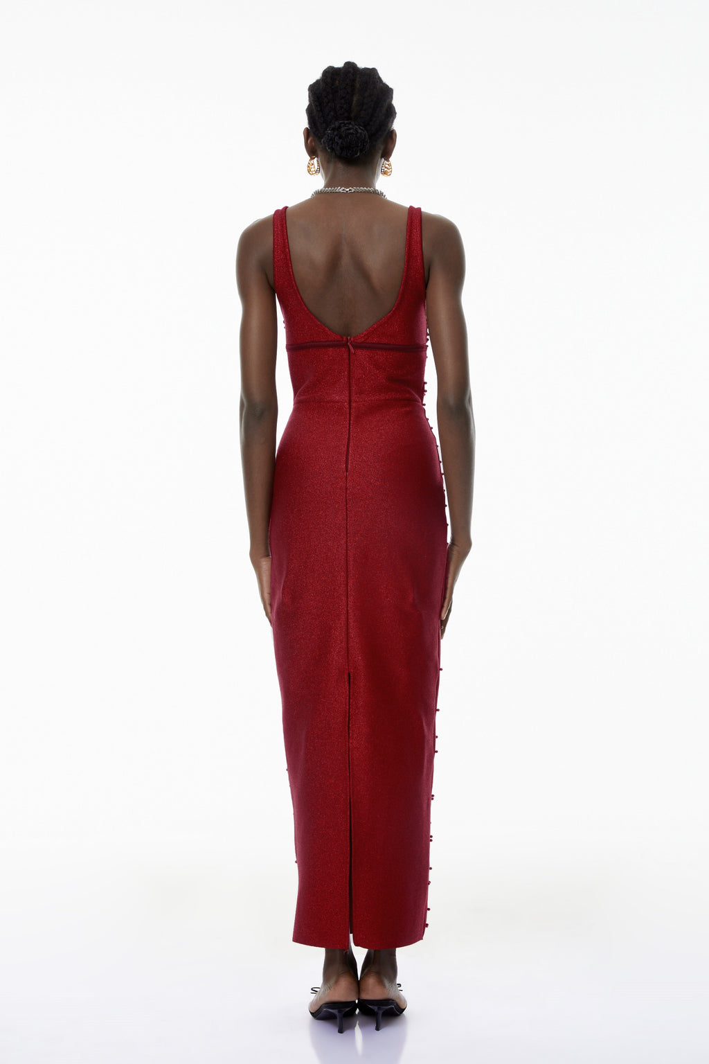 Vestido largo rojo Eliana de banda con perlas de MRTokyo, diseño ajustado y elegante, con detalles de perlas en la parte superior.