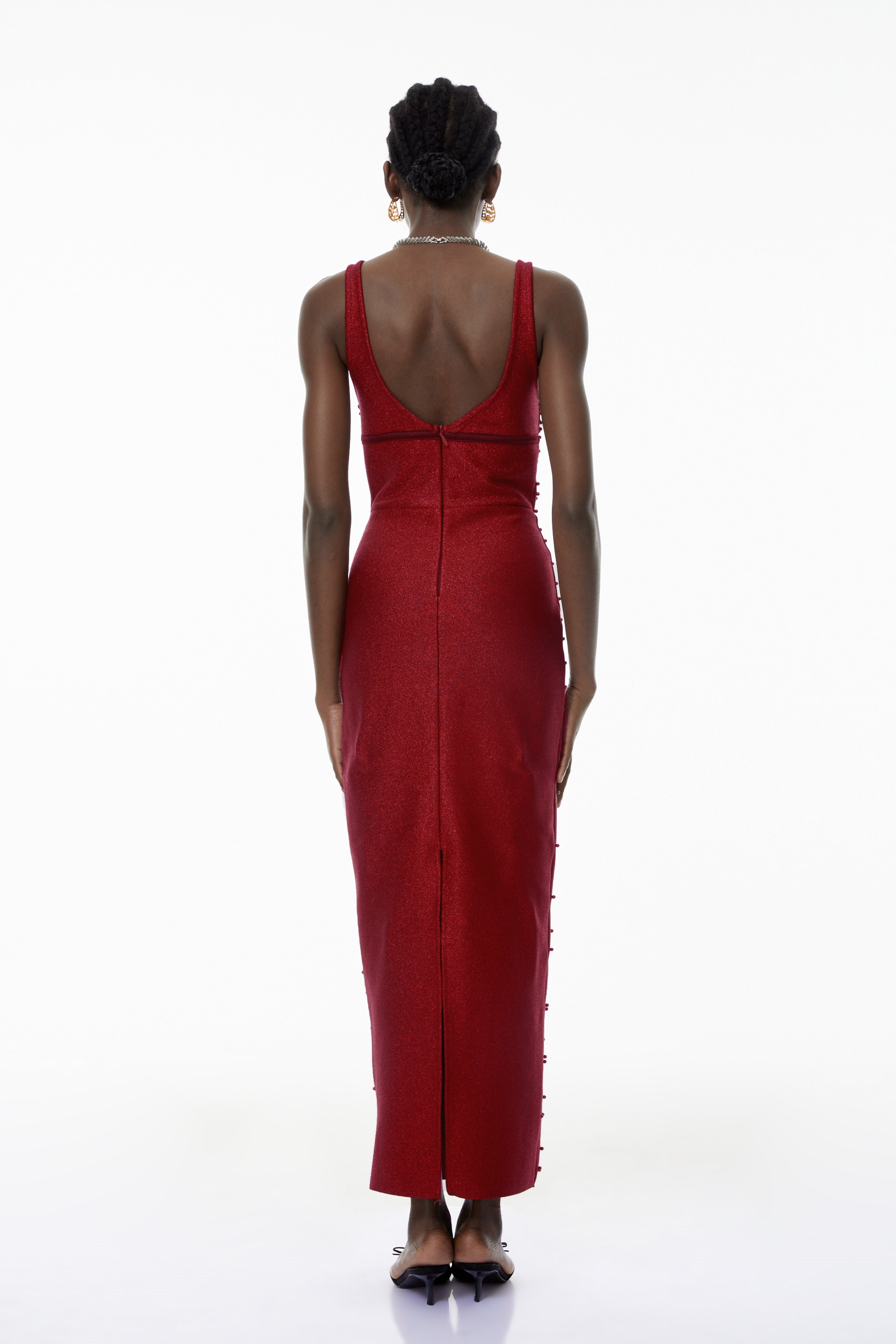 Vestido largo rojo Eliana de banda con perlas de MRTokyo, diseño ajustado y elegante, con detalles de perlas en la parte superior.