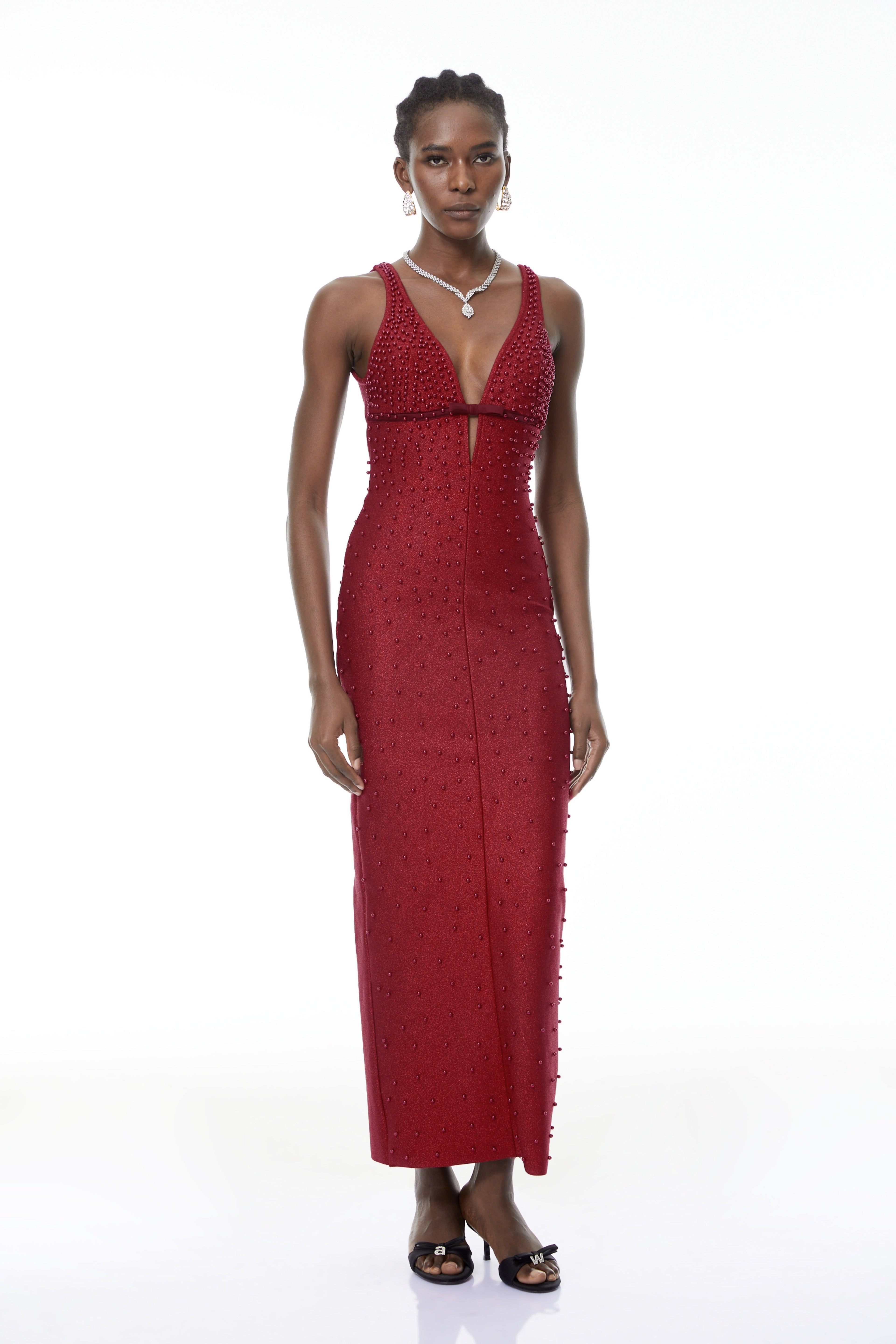 Vestido maxi de banda rojo Eliana con perlas, diseño ajustado y elegante, de la marca MRTokyo.