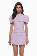 Vestido mini morado con capa de MRNewyork, diseño elegante con detalles llamativos y estilo moderno en la imagen.