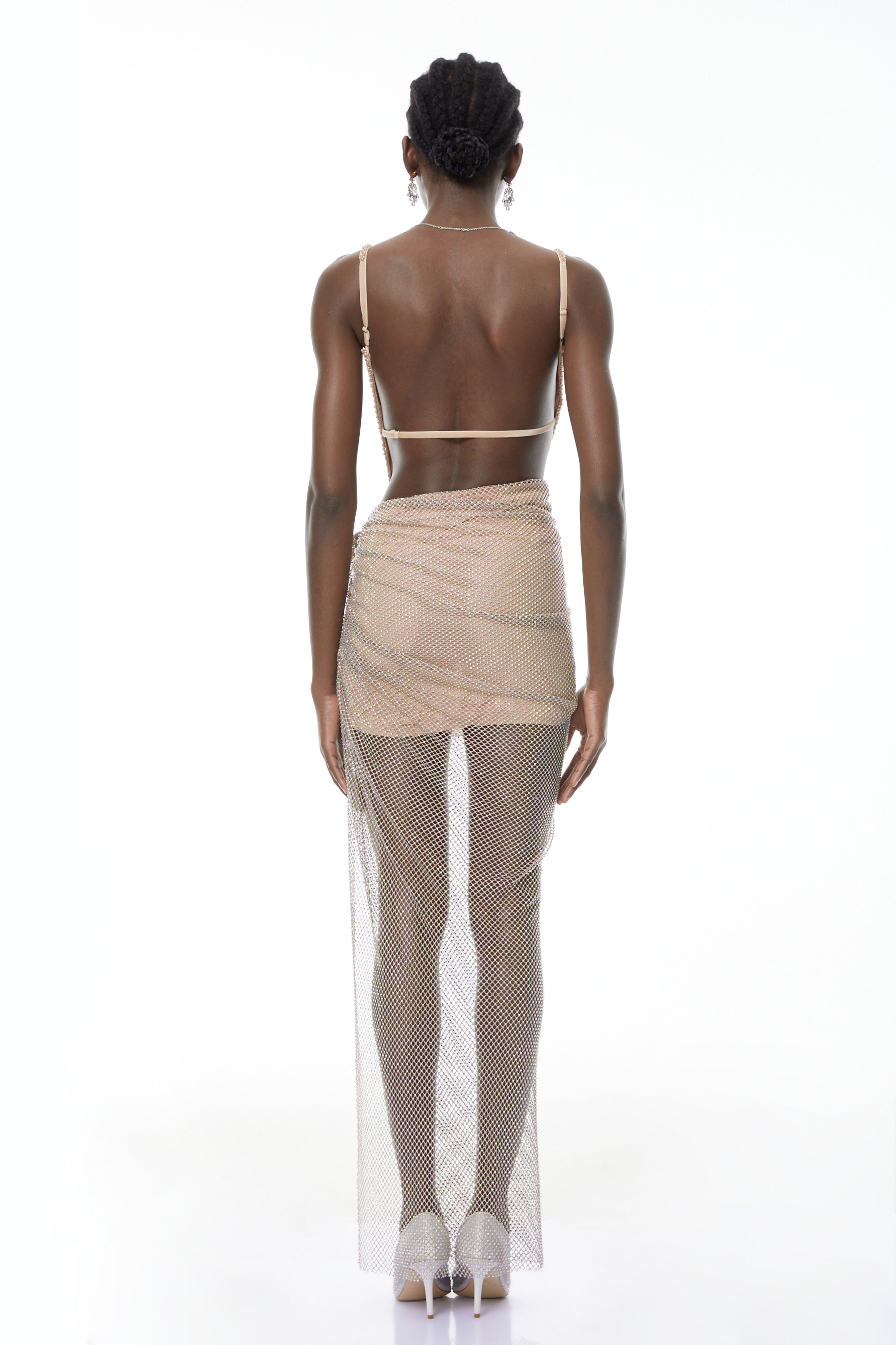 Vestido maxi rosa Eliza de MRTokyo con pedrería y detalles fruncidos, elegante y brillante para ocasiones especiales.