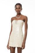 Vestido mini blanco con lentejuelas Elliana de MRTokyo, con diseño brillante y elegante para ocasiones especiales.