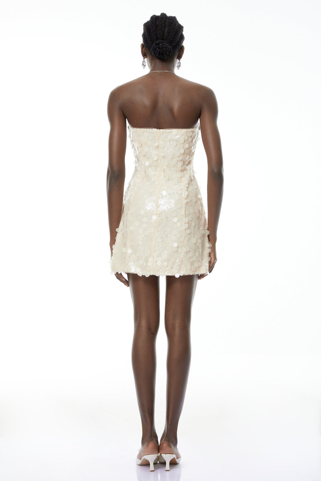 Vestido mini blanco con lentejuelas Elliana de MRTokyo, con escote y detalles brillantes para ocasiones especiales.