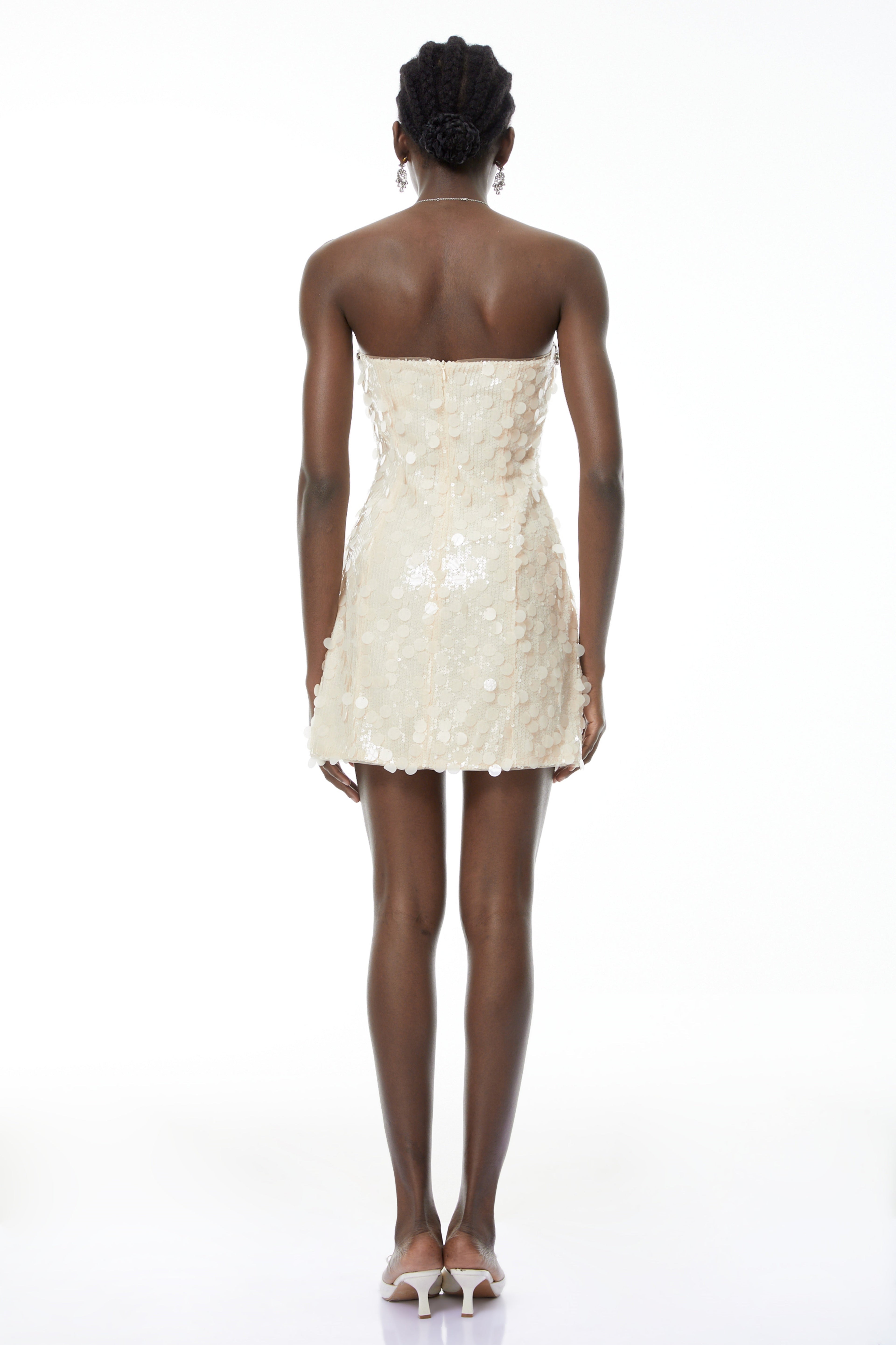 Vestido mini blanco con lentejuelas Elliana de MRTokyo, con escote y detalles brillantes para ocasiones especiales.