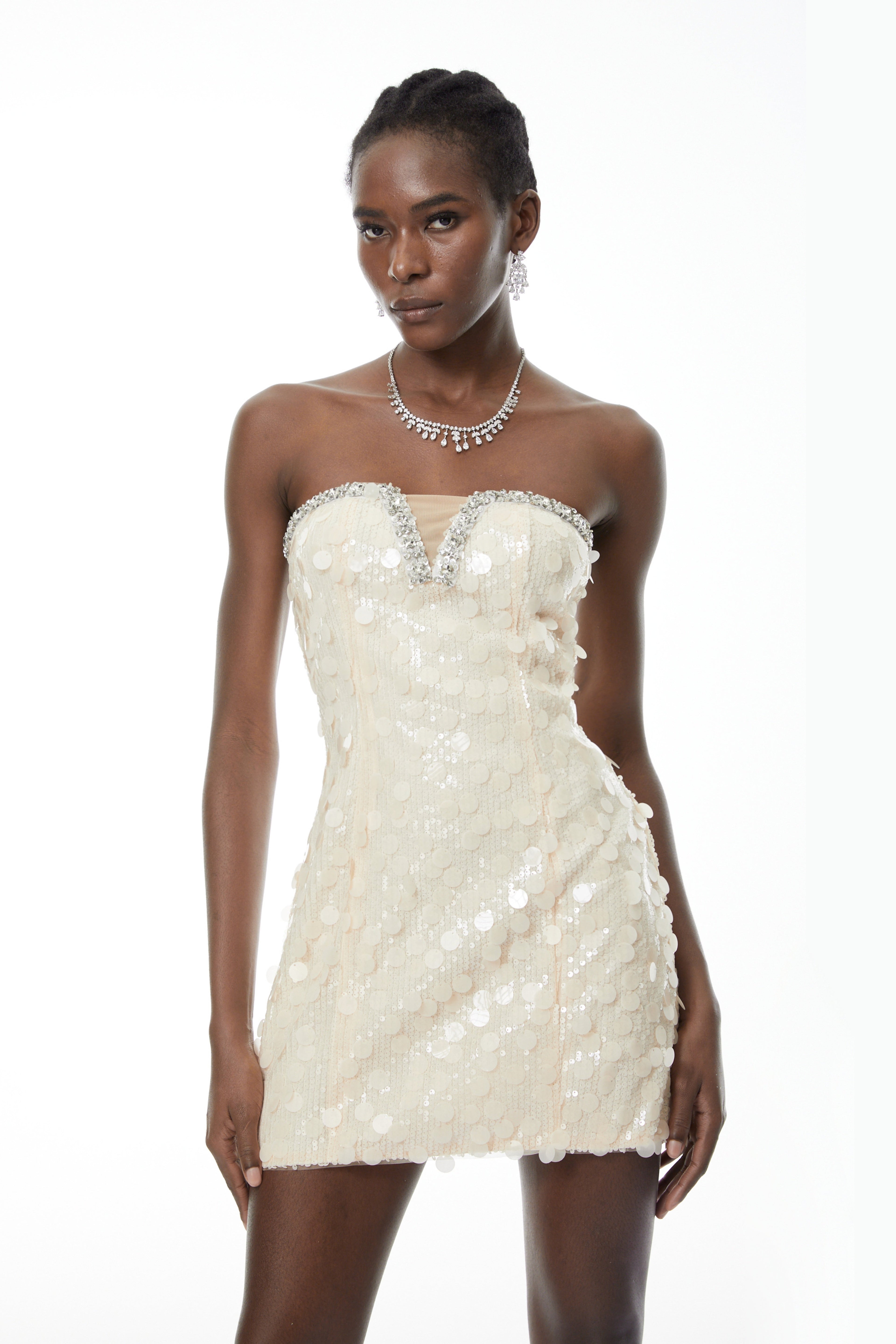 Vestido mini blanco con lentejuelas Elliana de MRTokyo, vestido elegante y brillante para ocasiones especiales.