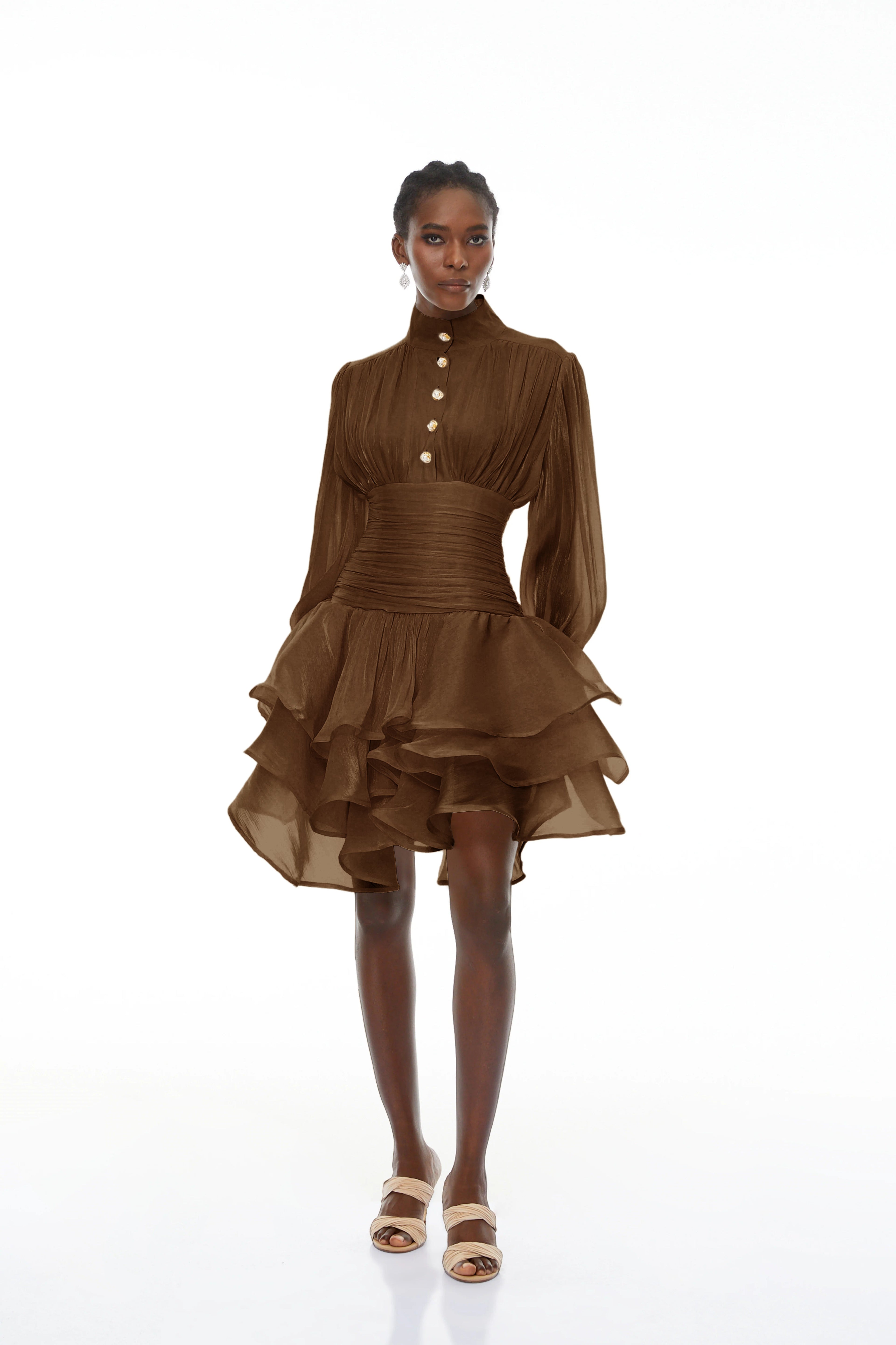 Vestido mini marrón con cuello alto y detalles de volantes de la marca Bridal, modelo Emersyn Brown, vista de frente.