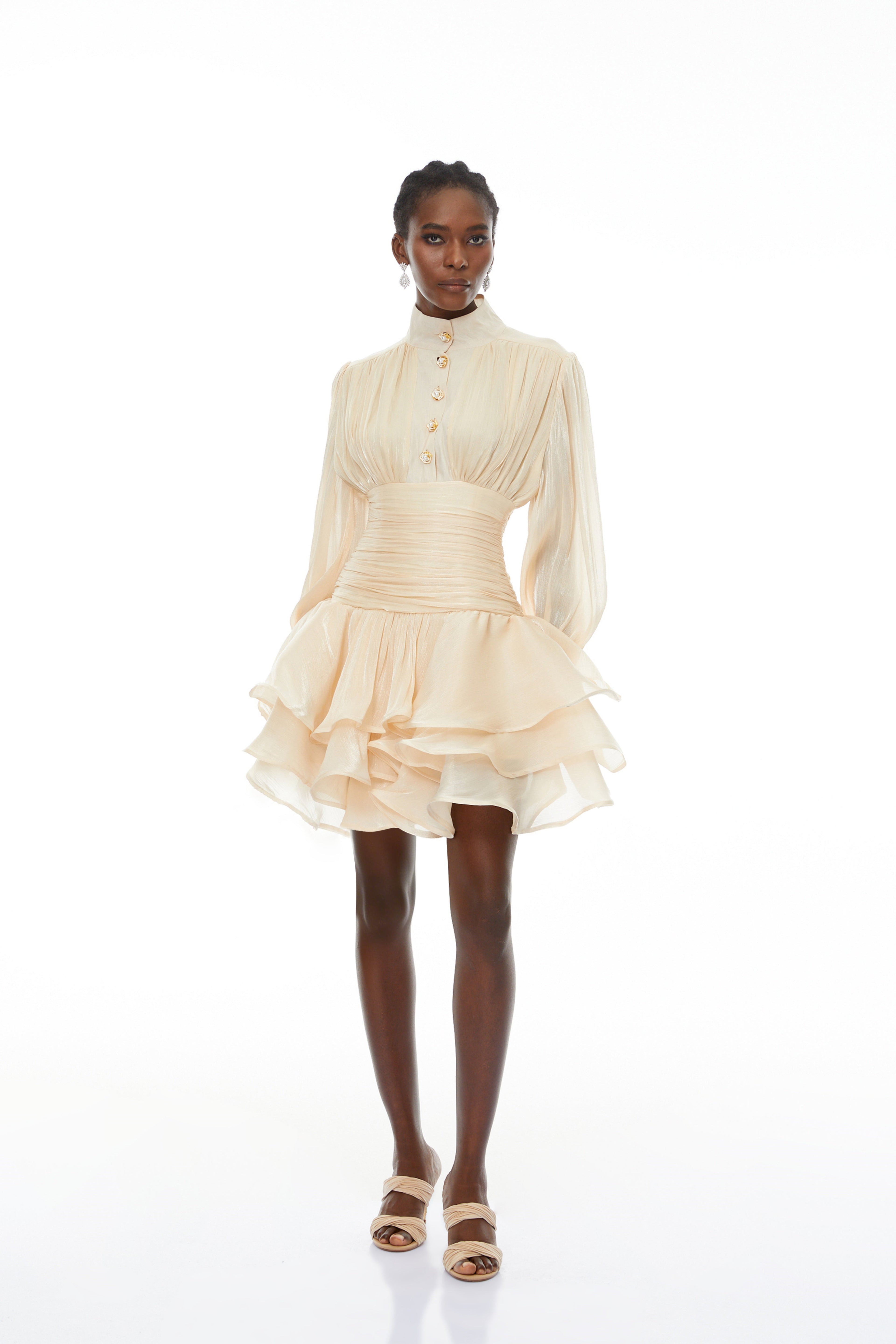 Vestido mini bridal Emersyn Neutrals con cuello alto y detalles de volantes en la parte superior, elegante y moderno.