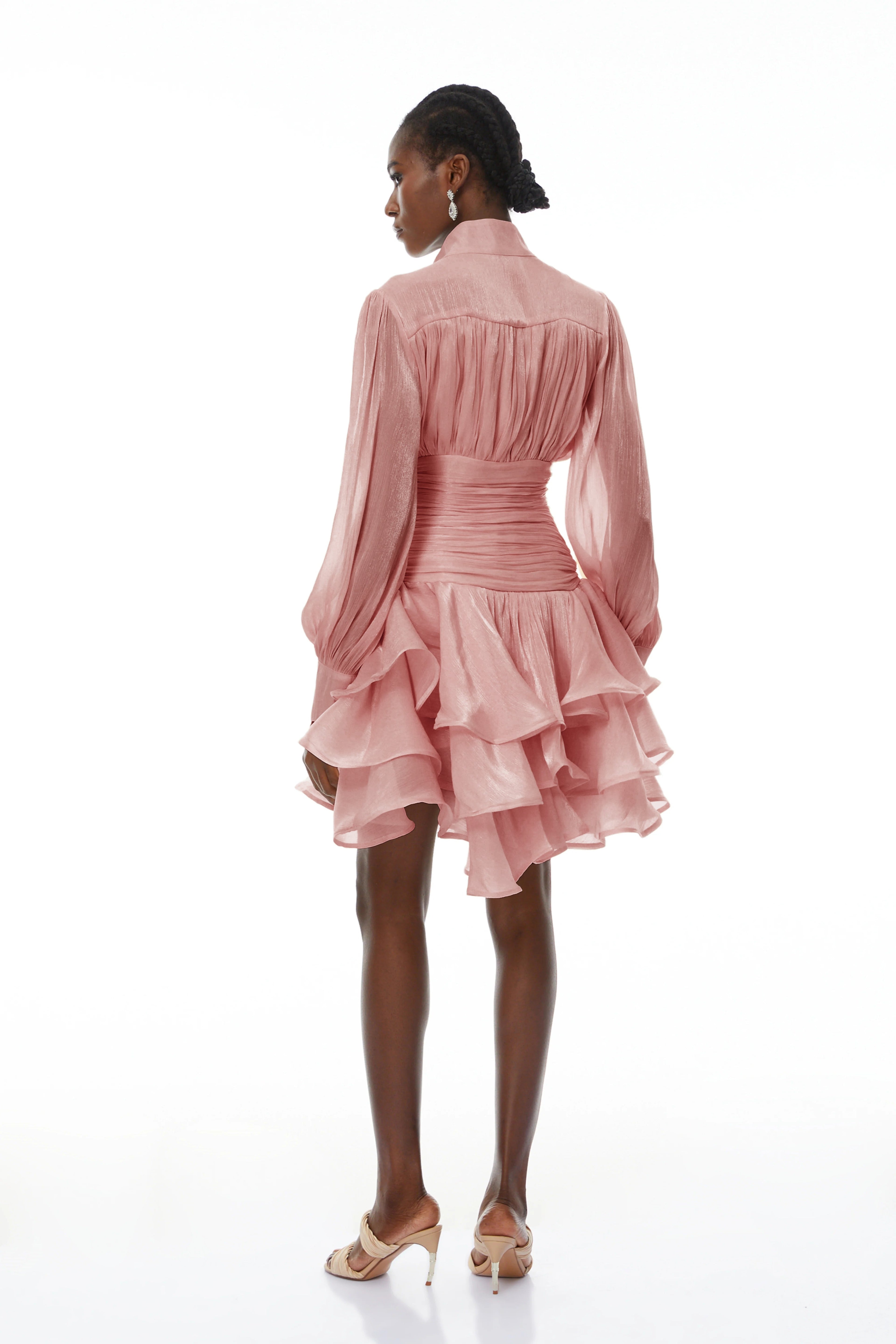 Vestido mini rosa de encaje con cuello alto y detalles de volantes de la marca Bridal, vista frontal en color rosa claro.