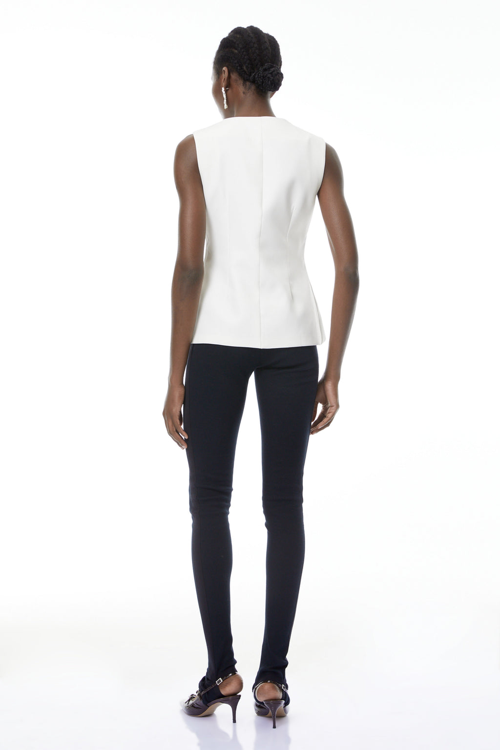 Chaleco blanco Emma de MRTokyo con botones dorados, estilo elegante y ajuste ajustado para mujer.