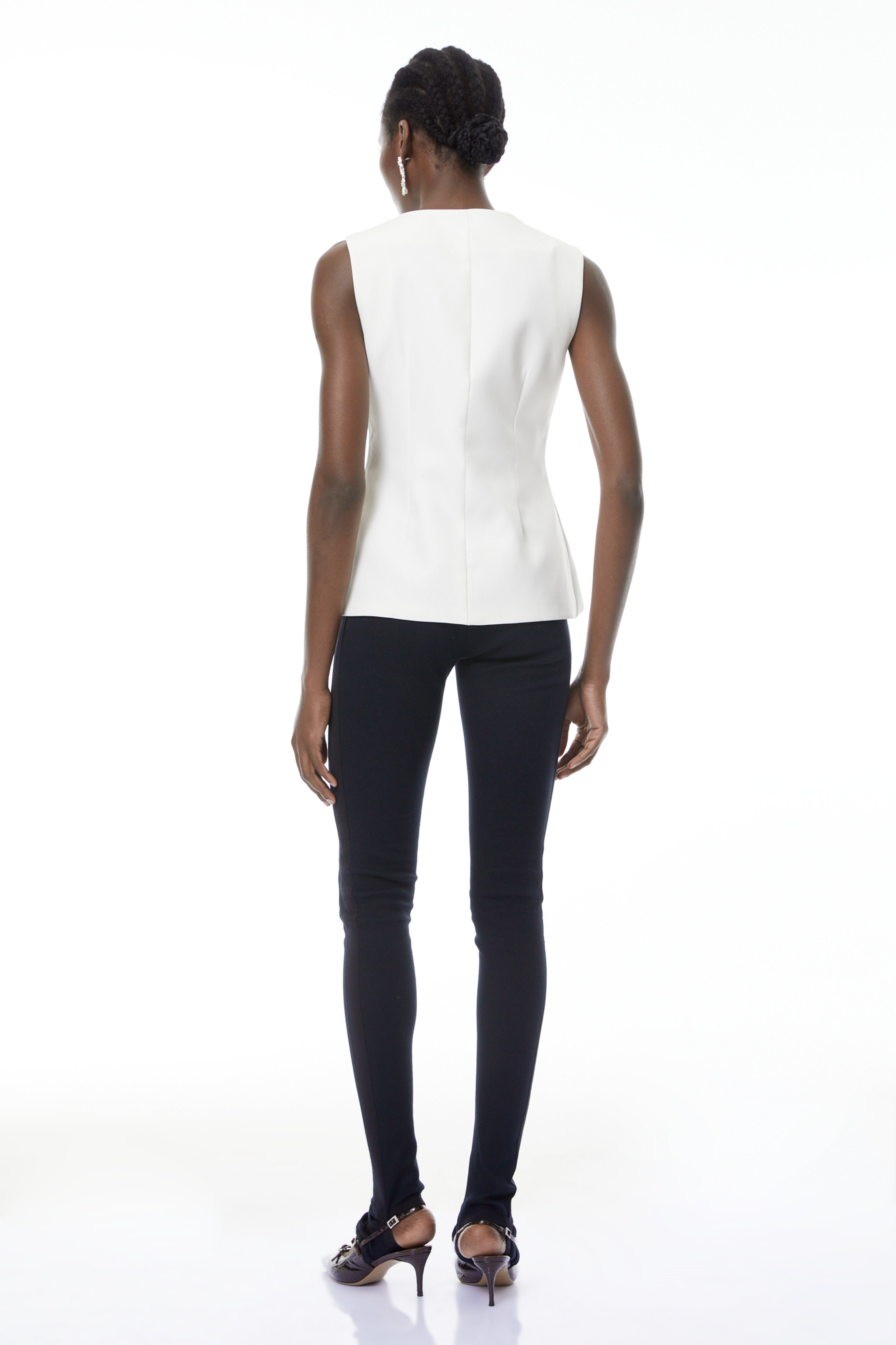 Chaleco blanco Emma de MRTokyo con botones dorados, estilo elegante y ajuste ajustado para mujer.
