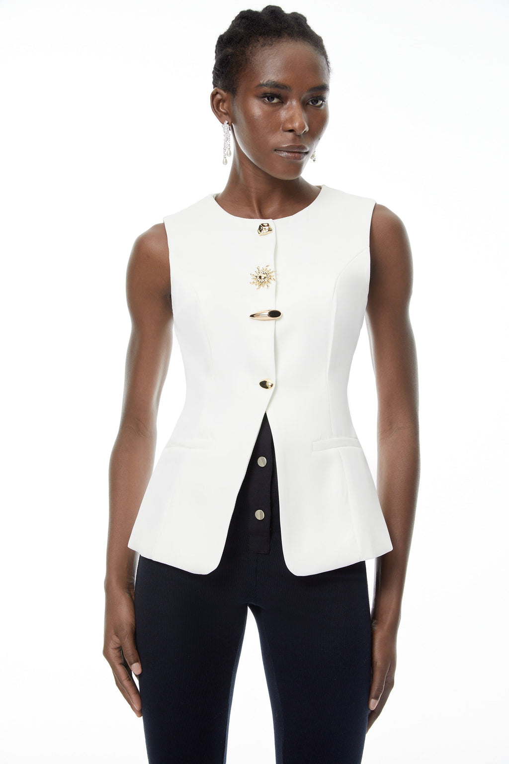 Chaleco blanco Emma de MRTokyo con botones dorados, diseño elegante y ajustado para mujer.