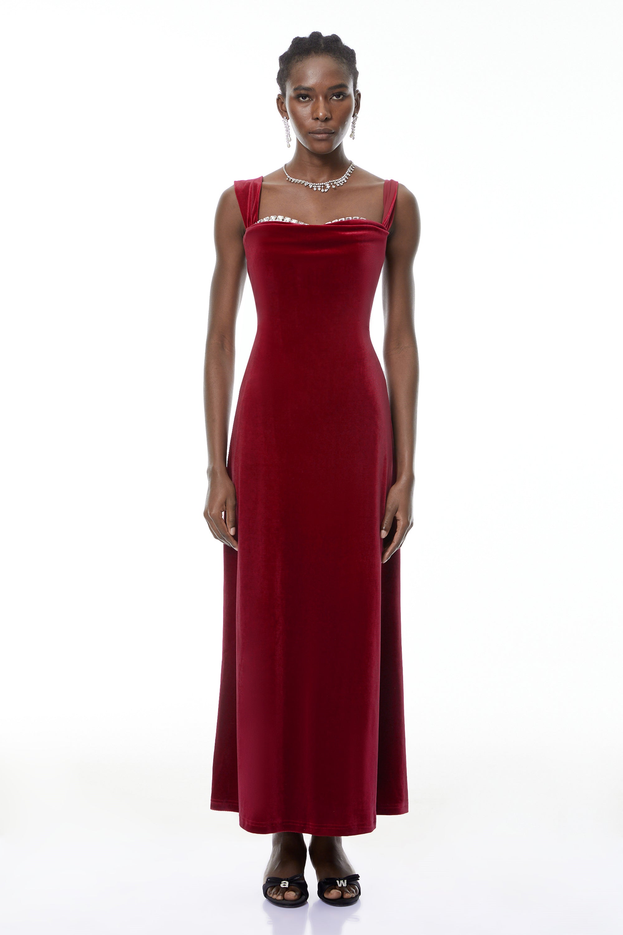 Vestido maxi de terciopelo rojo Eufrosina de MRMelbourne con cristales y diseño elegante.