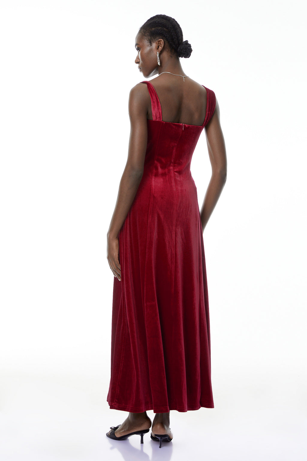 Vestido maxi de terciopelo rojo Eufrosina con cristales de MRMelbourne, largo y elegante, con detalles brillantes en la parte superior.