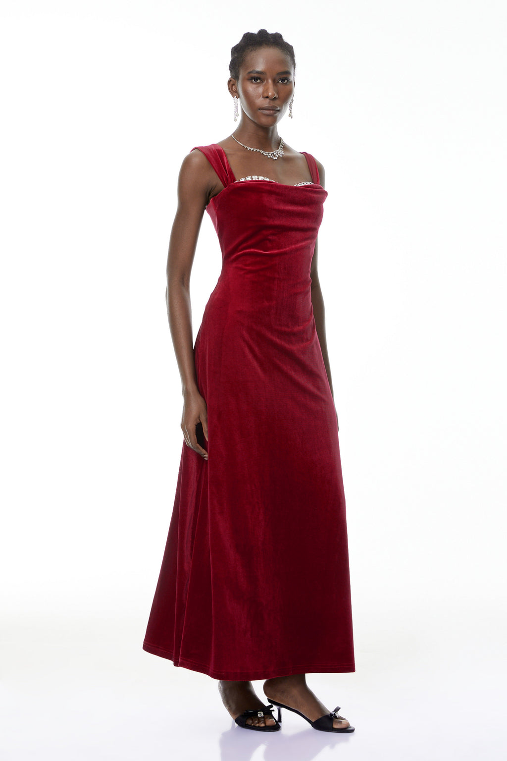 Vestido maxi rojo de terciopelo Eufrosina con cristales de MRMelbourne, con detalles elegantes y diseño largo y ajustado.