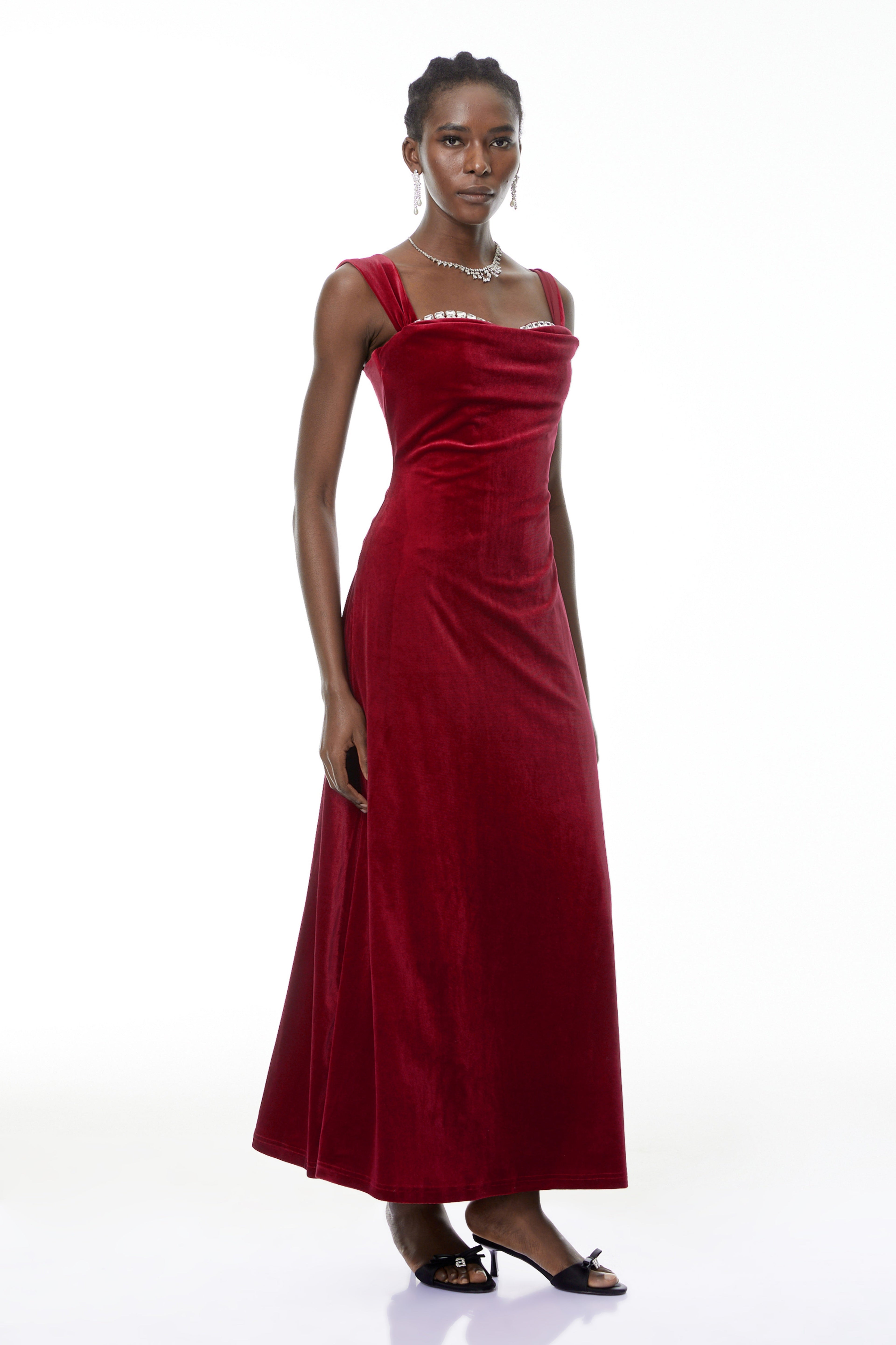 Vestido maxi rojo de terciopelo Eufrosina con cristales de MRMelbourne, con detalles elegantes y diseño largo y ajustado.