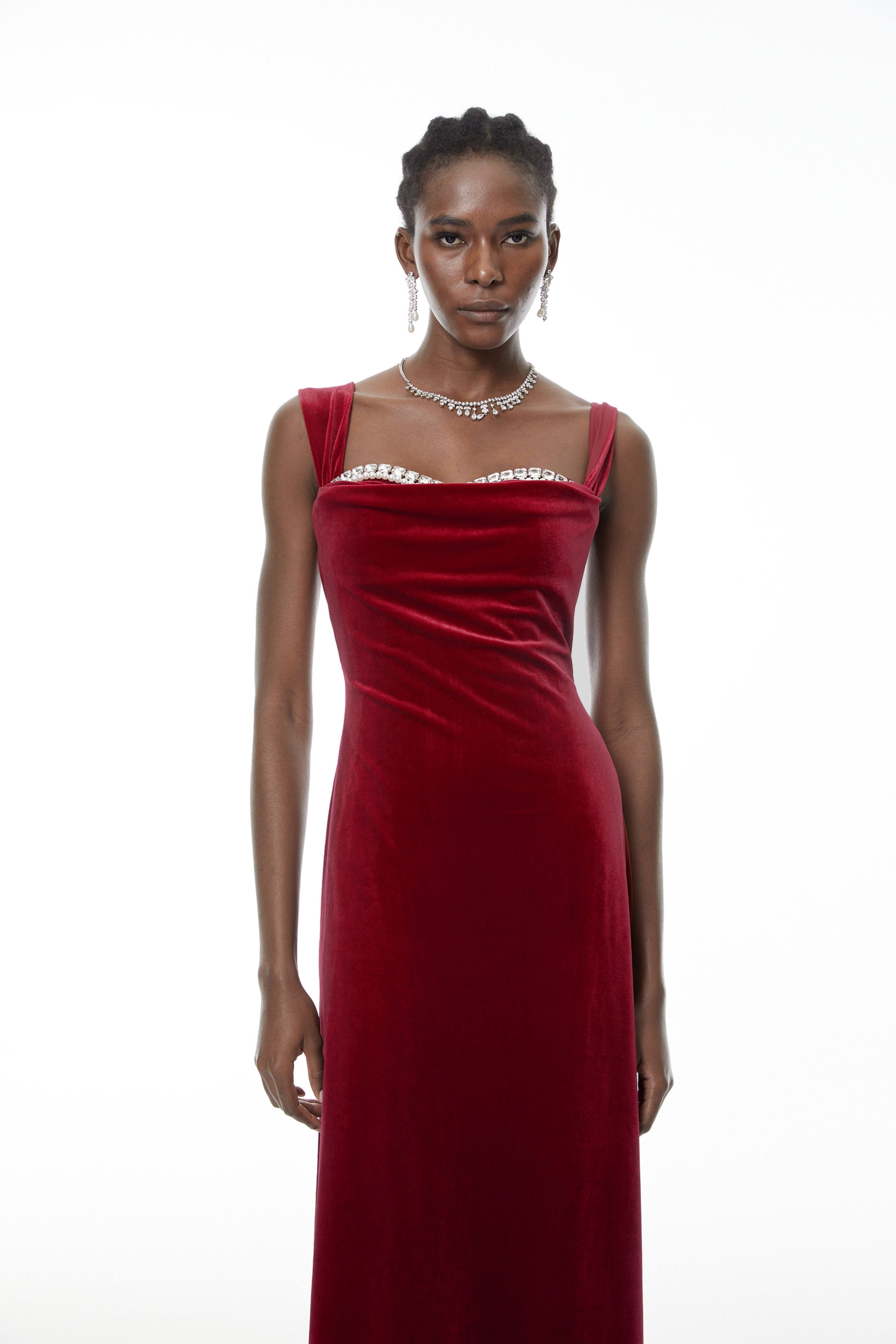 Vestido maxi de terciopelo rojo Eufrosina con cristales de MRMelbourne, muestra el diseño elegante y detalles brillantes.