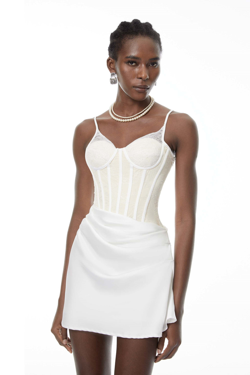 Vestido mini ajustado blanco Eufrosina de MRTokyo con paneles de encaje y cuello en V para mujer.